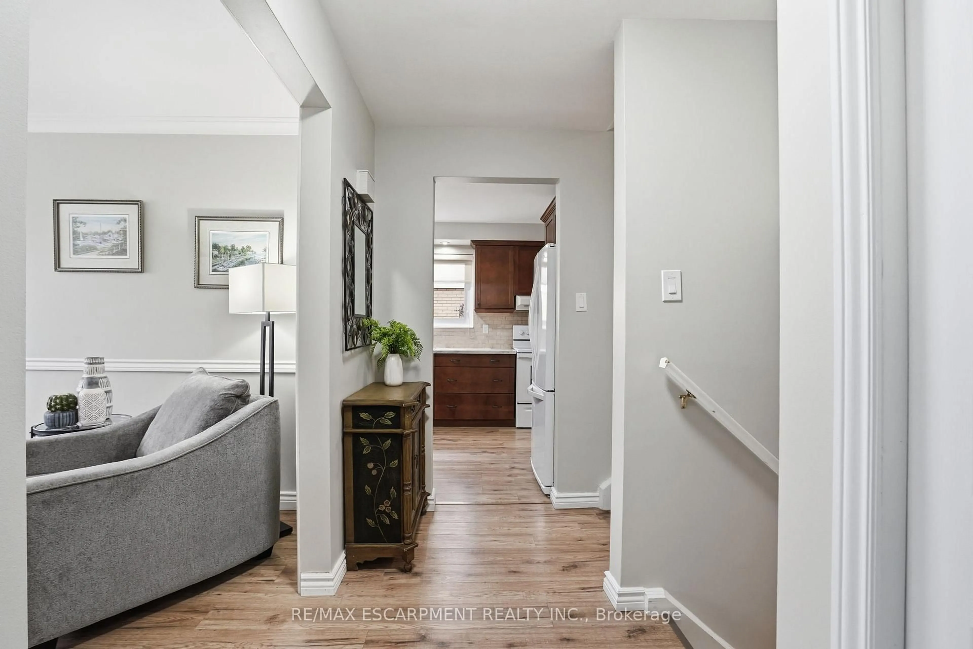 Indoor entryway for 345 Erindale Dr, Burlington Ontario L7L 4T3