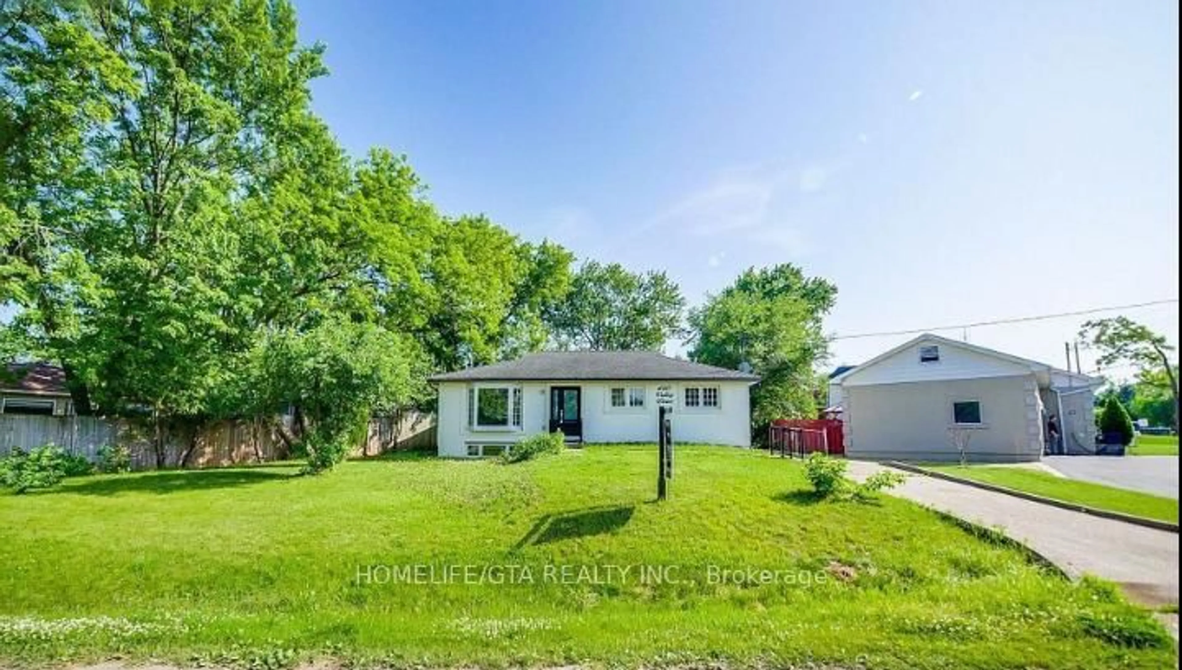 A pic from outside/outdoor area/front of a property/back of a property/a pic from drone, street for 480 Valley Dr, Oakville Ontario L6L 4L8