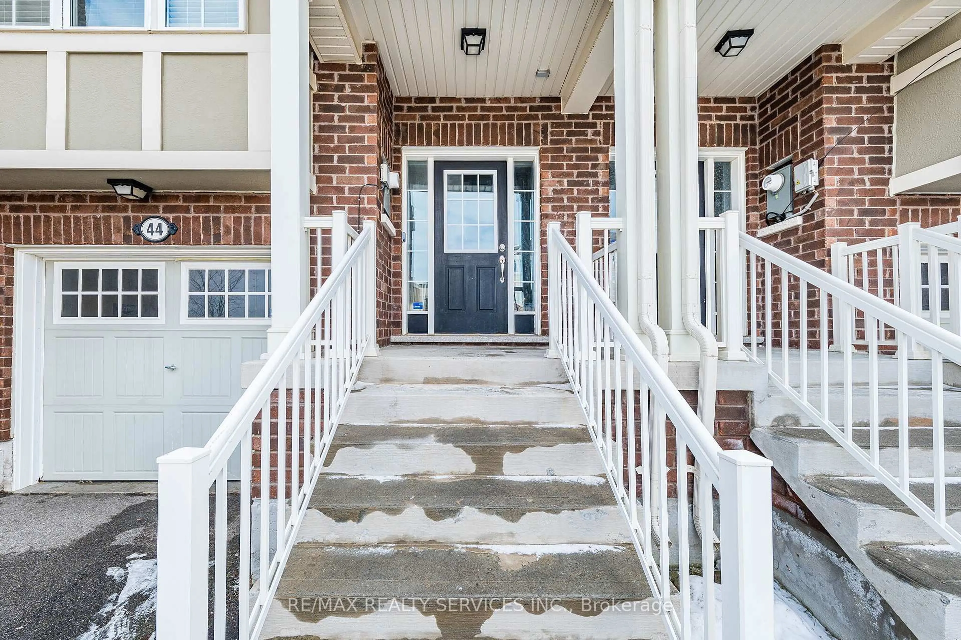 Indoor entryway for 44 Bannister Cres, Brampton Ontario L7A 4H3