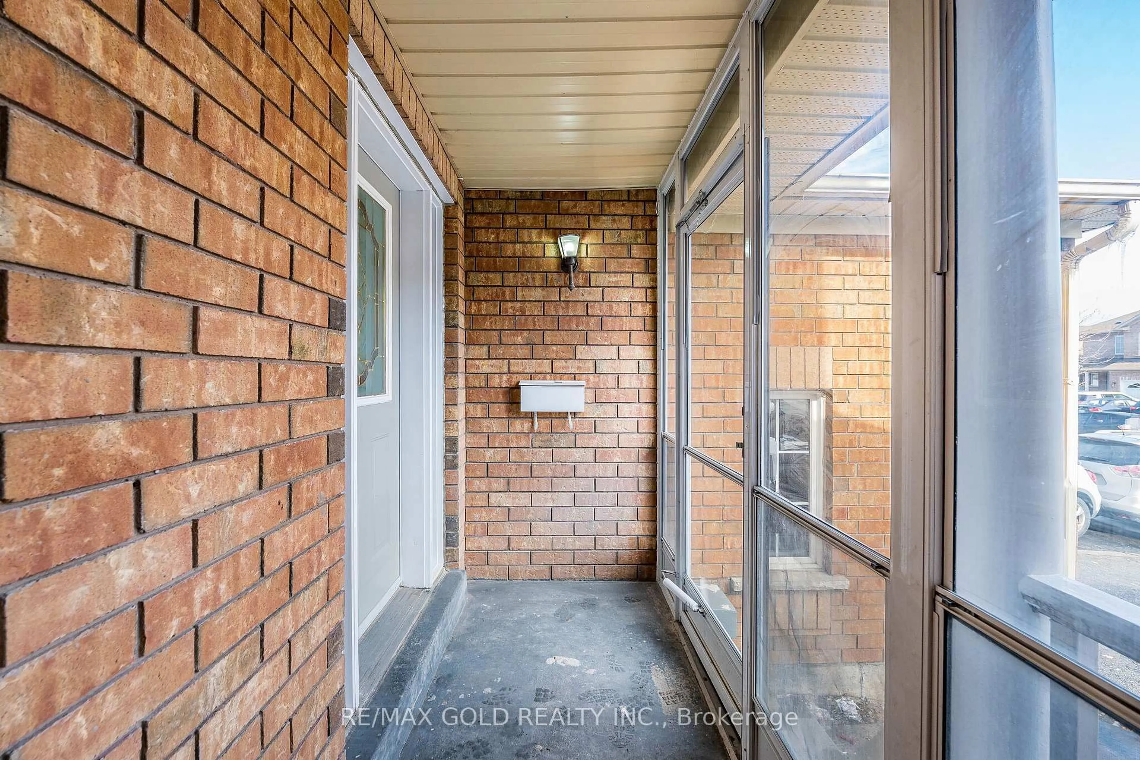 Indoor entryway for 110 Sandyshores Dr, Brampton Ontario L6R 2M3