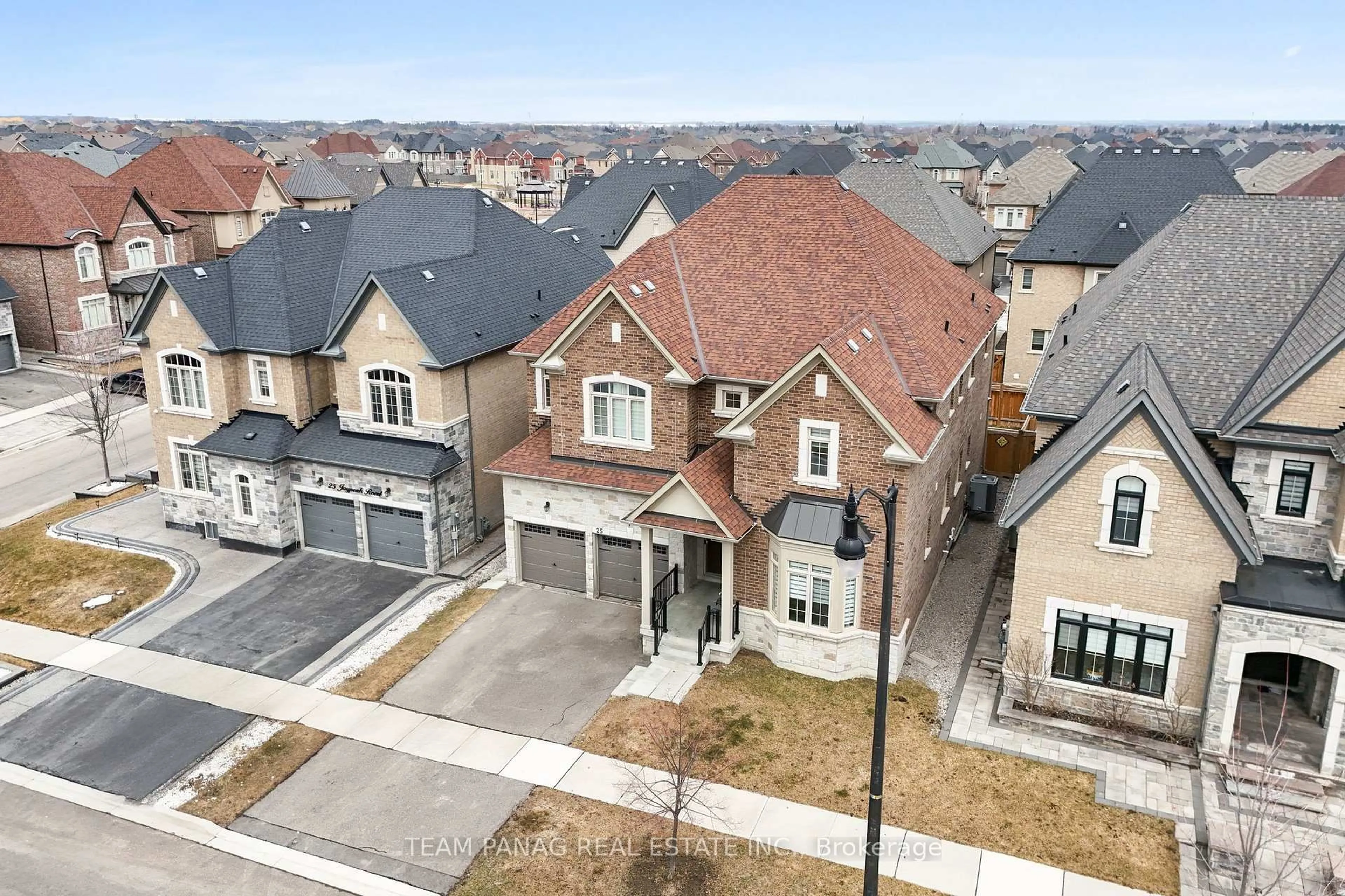 A pic from outside/outdoor area/front of a property/back of a property/a pic from drone, street for 25 Trail Rider Dr, Brampton Ontario L6P 4M4