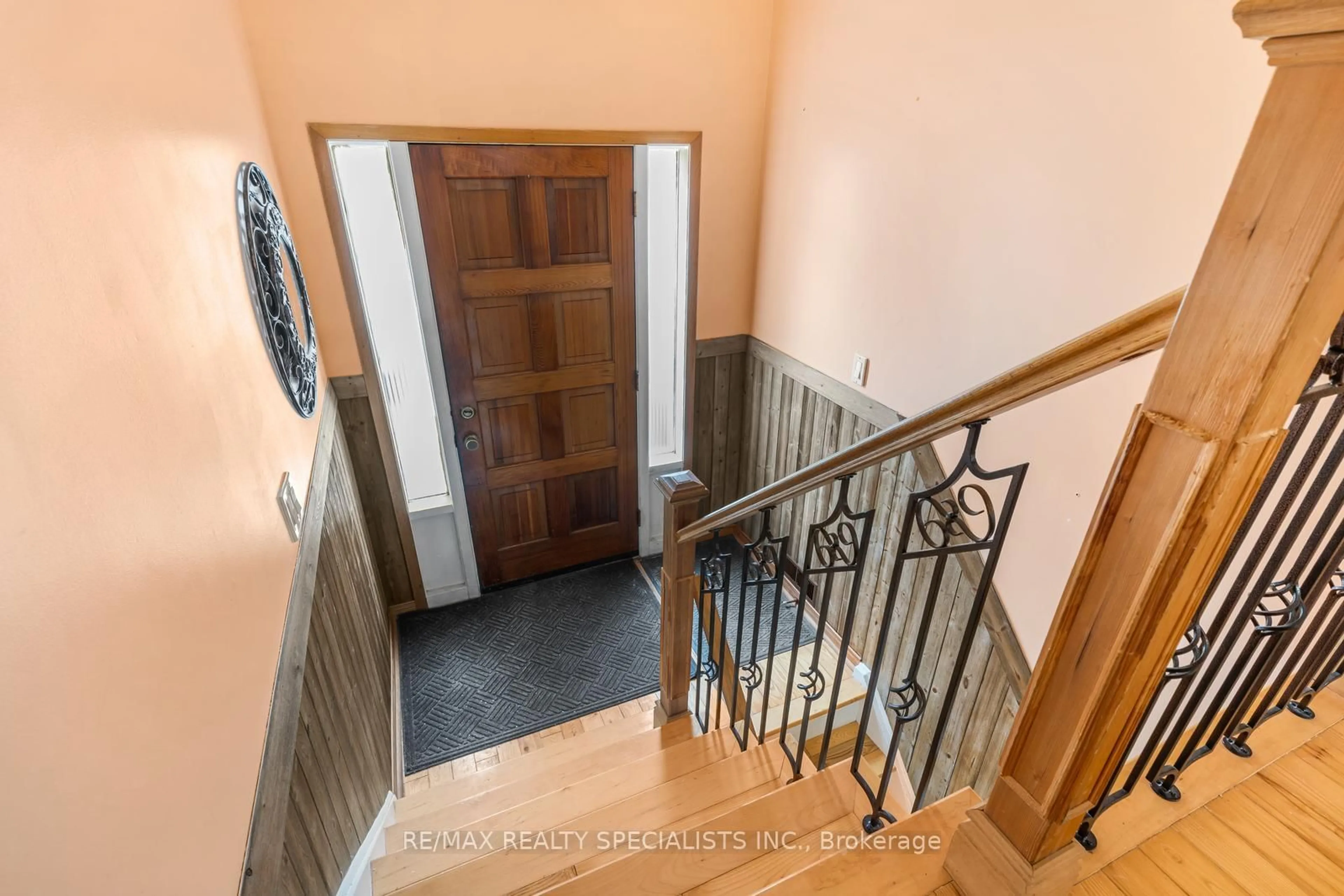 Indoor foyer for 2580 BRASILIA Circ, Mississauga Ontario L5N 2G1