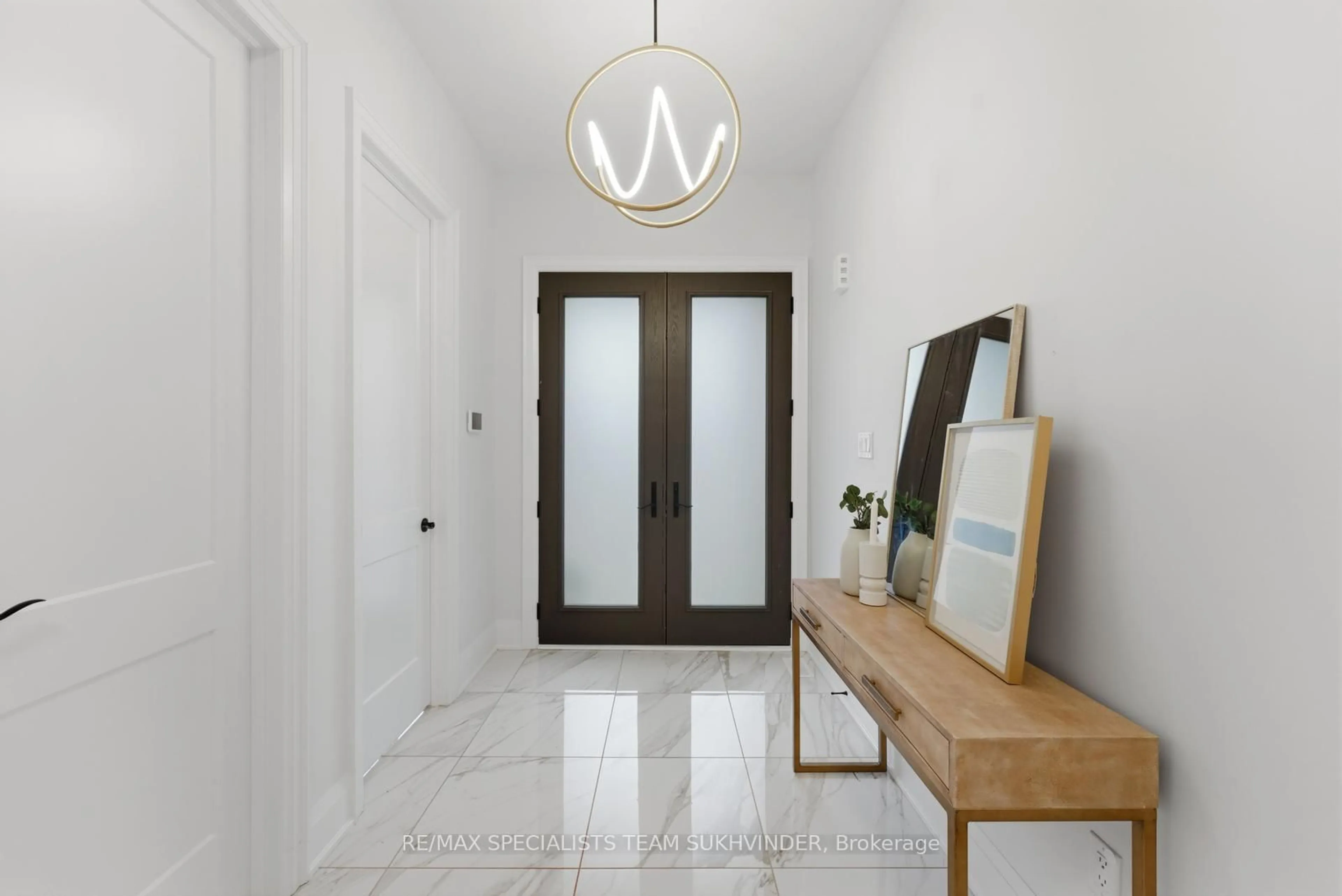 Indoor entryway for 23 Duxbury Rd, Brampton Ontario L6R 4E3