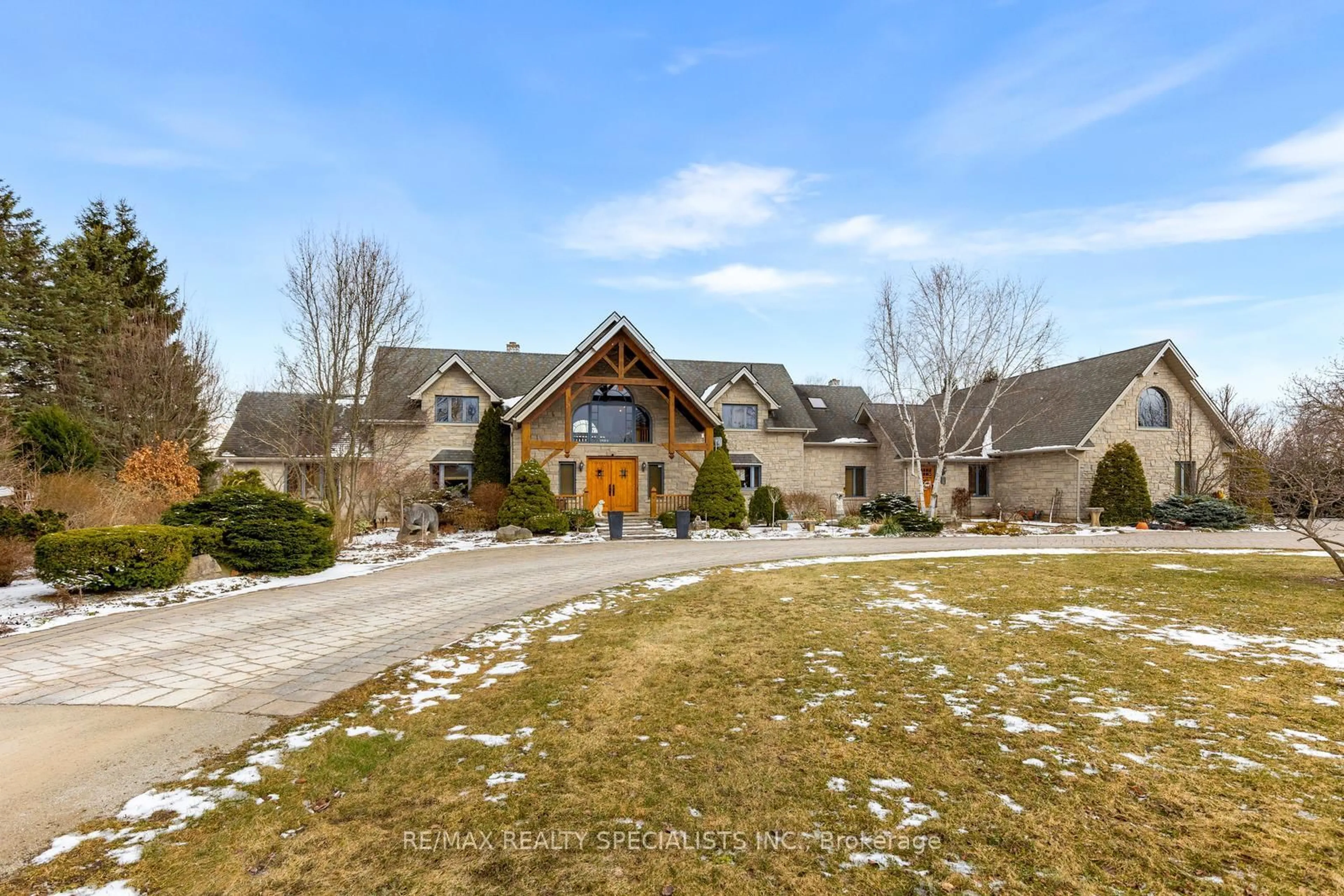 A pic from outside/outdoor area/front of a property/back of a property/a pic from drone, mountain view for 5290 Trafalgar Rd, Milton Ontario L0P 1E0