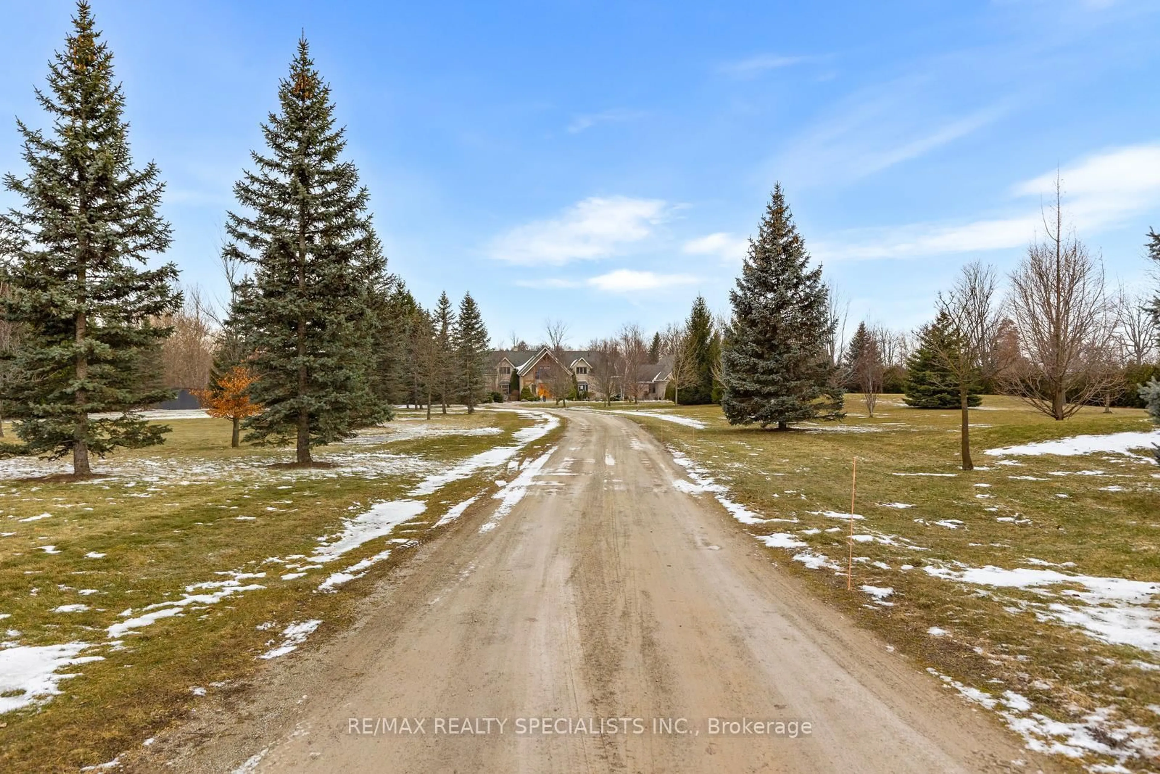 A pic from outside/outdoor area/front of a property/back of a property/a pic from drone, unknown for 5290 Trafalgar Rd, Milton Ontario L0P 1E0