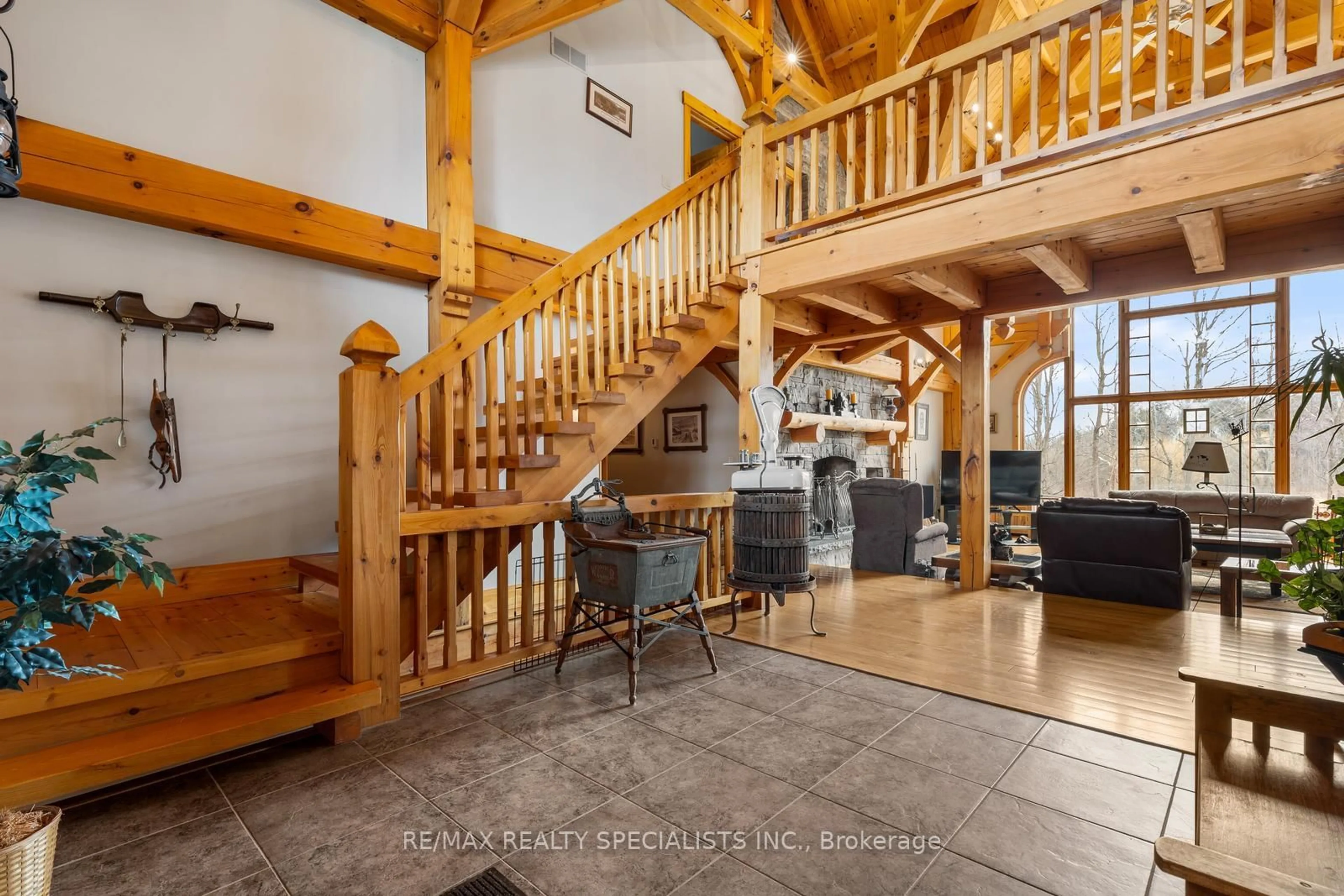 Indoor foyer for 5290 Trafalgar Rd, Milton Ontario L0P 1E0