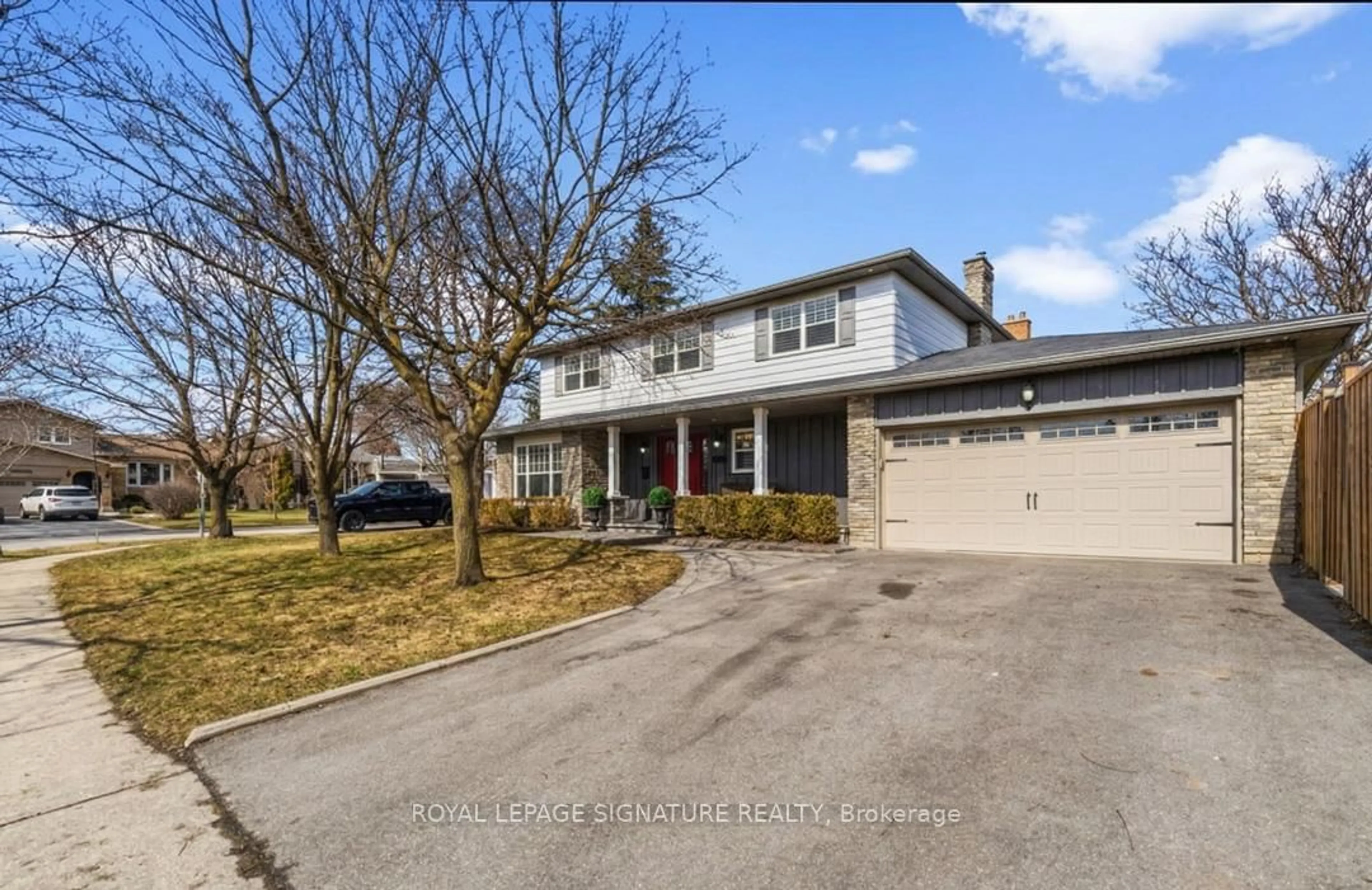 A pic from outside/outdoor area/front of a property/back of a property/a pic from drone, street for 905 Cedarbrae Ave, Milton Ontario L9T 3W9