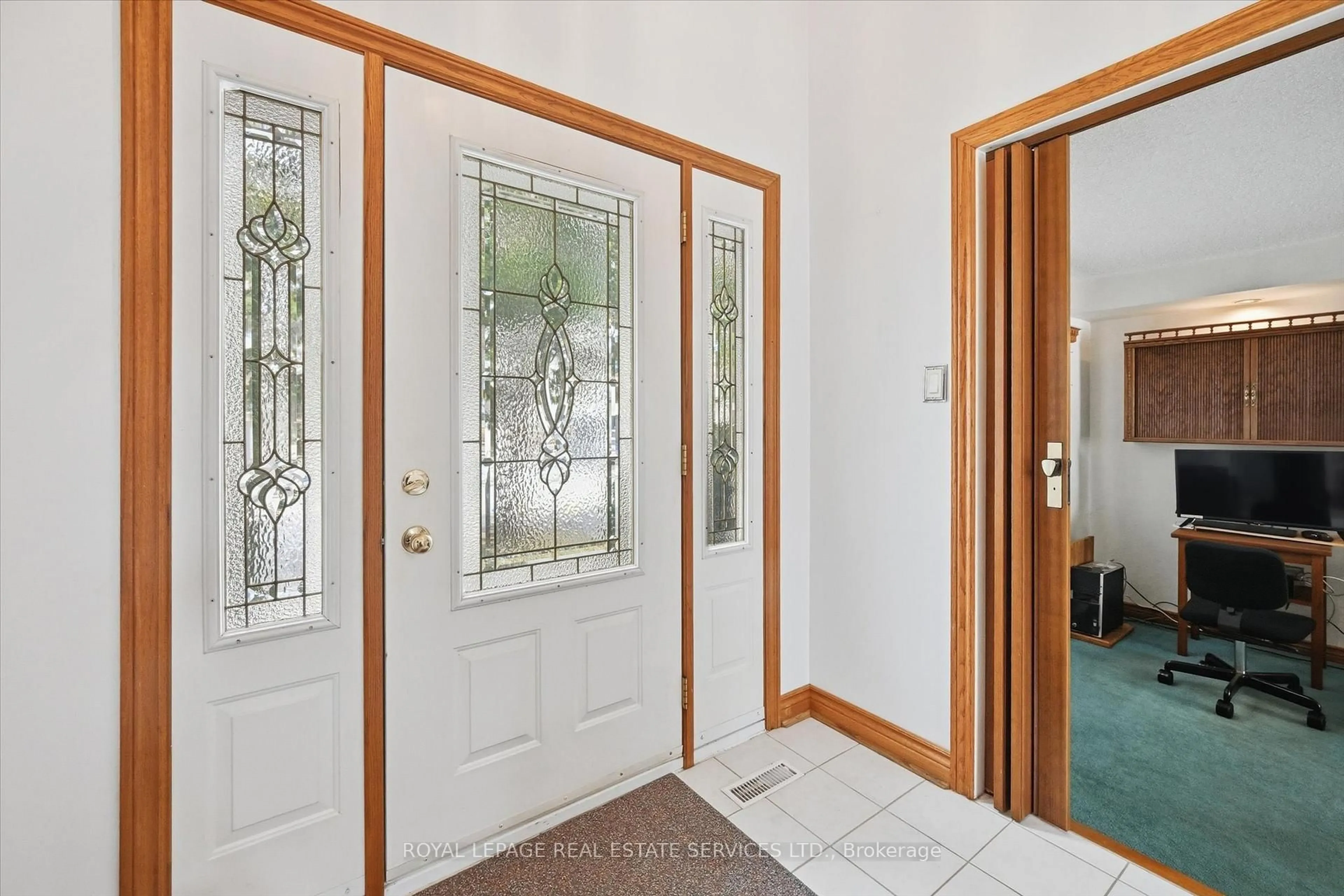 Indoor entryway for 224 Sunray Rd, Oakville Ontario L6L 3R6