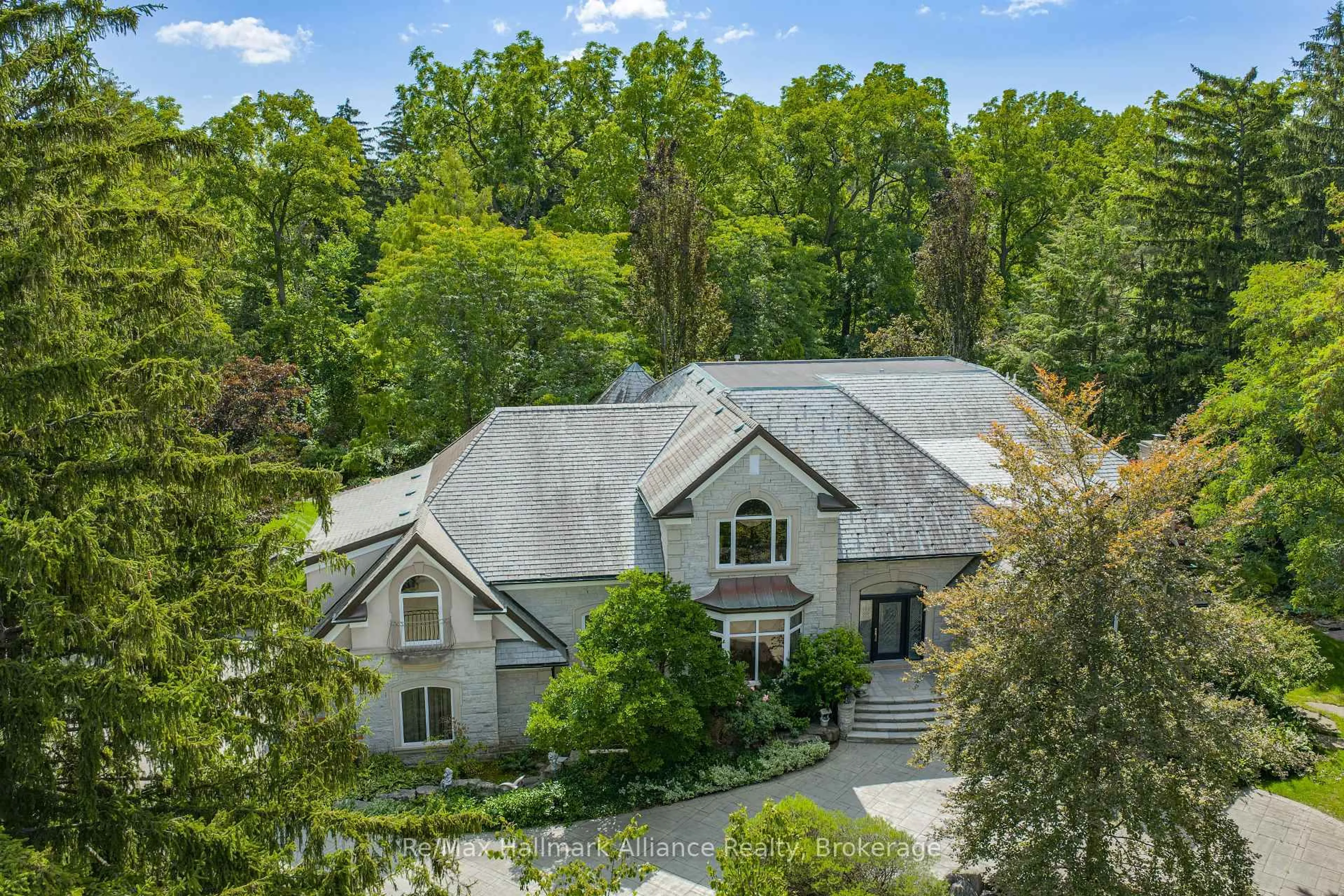 A pic from outside/outdoor area/front of a property/back of a property/a pic from drone, unknown for 1024 Linbrook Rd, Oakville Ontario L6J 2L1