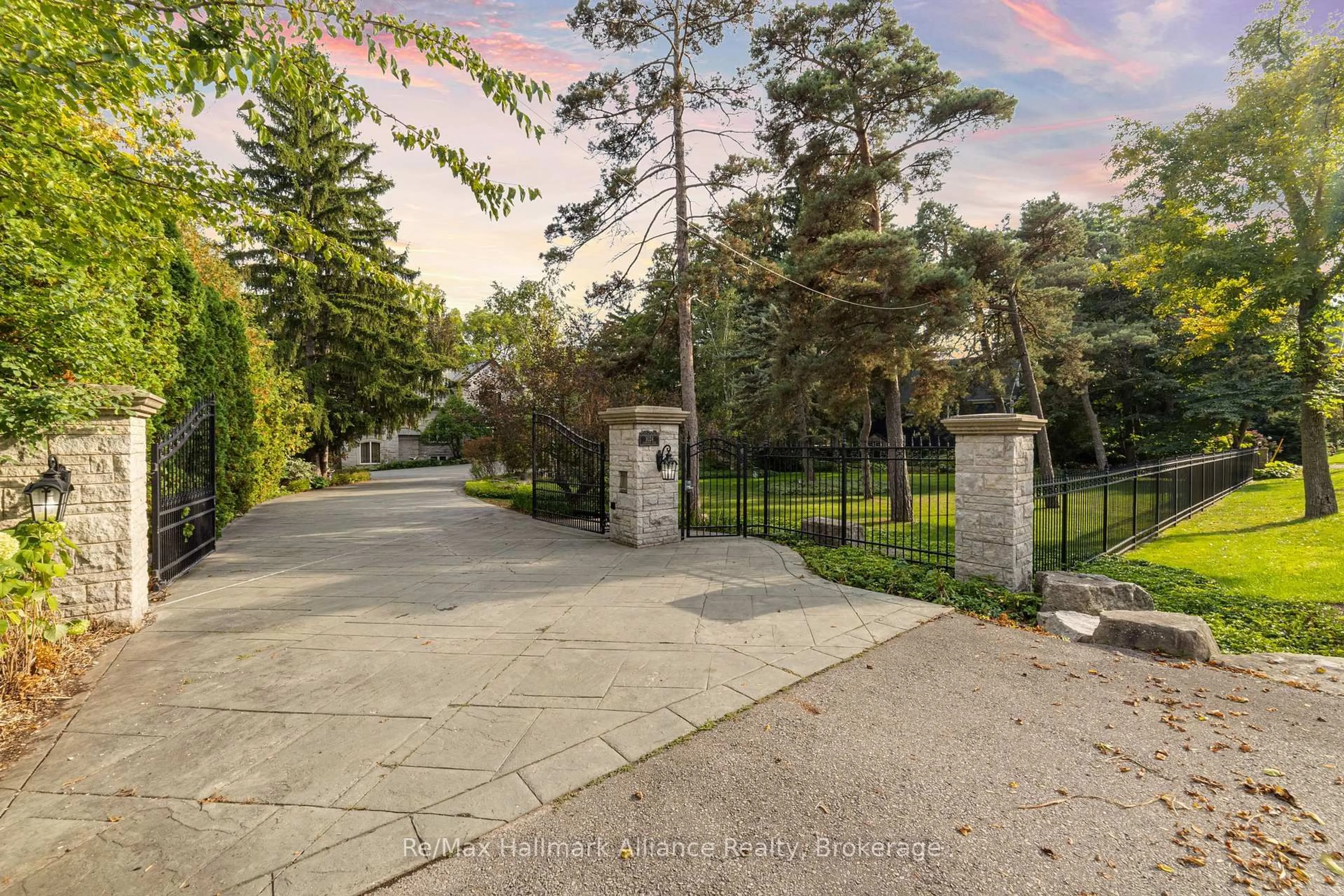 Patio, street for 1024 Linbrook Rd, Oakville Ontario L6J 2L1