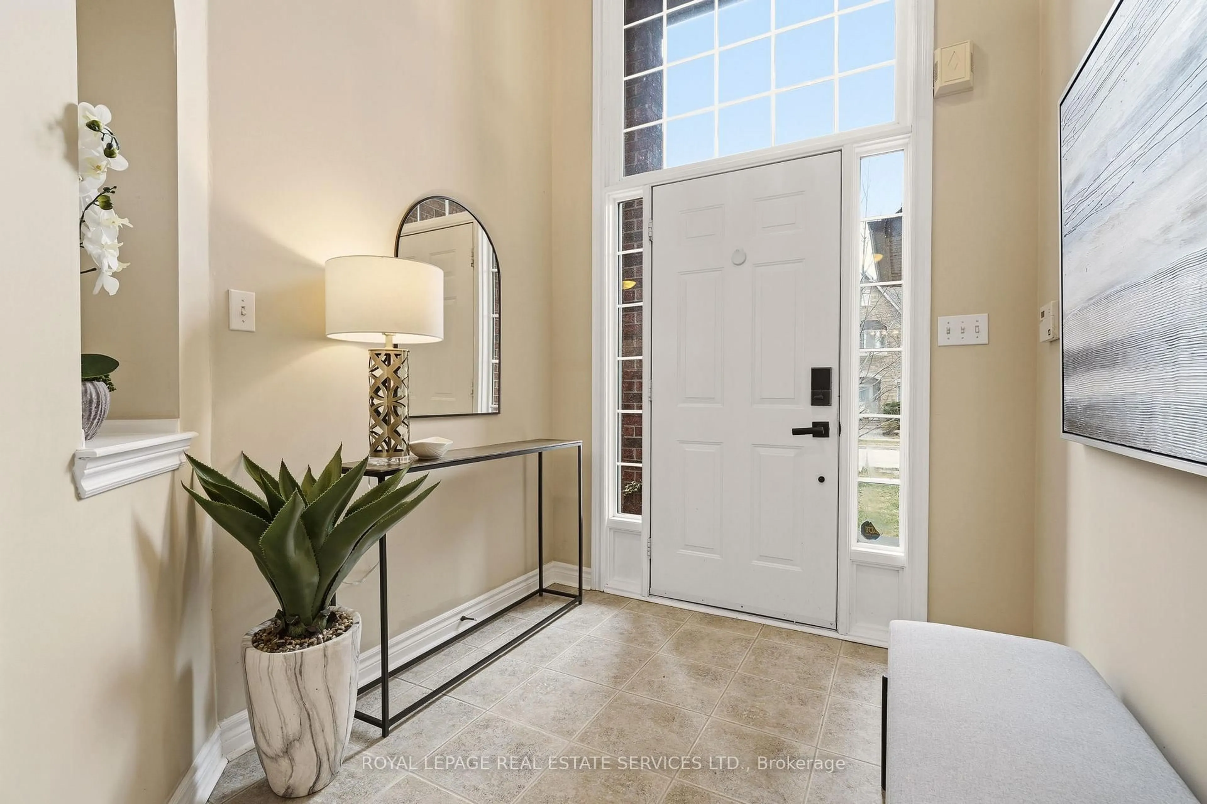 Indoor entryway for 2067 Springdale Rd, Oakville Ontario L6M 4C7