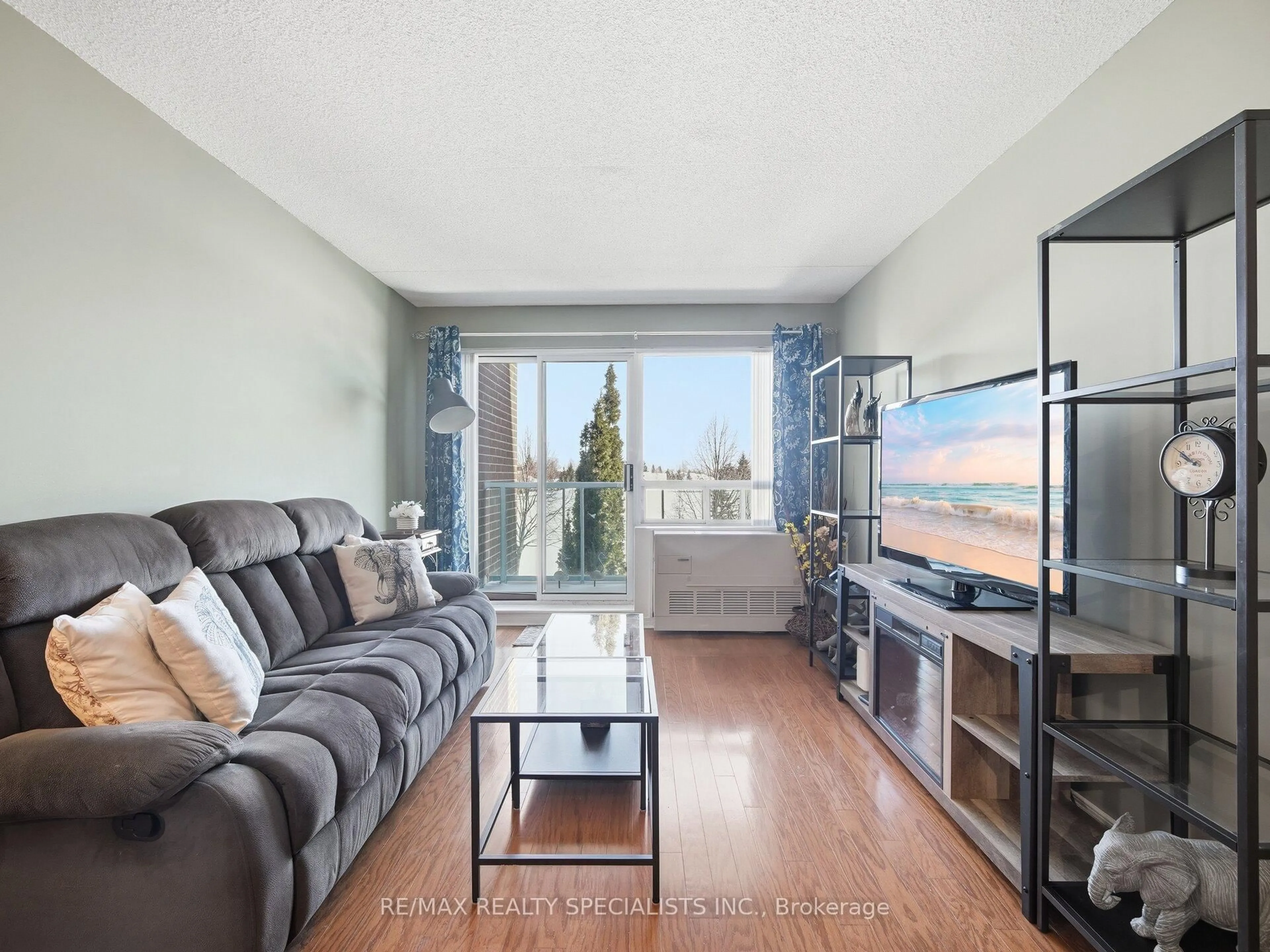 Living room with furniture, wood/laminate floor for 55 Via Rosedale #202, Brampton Ontario L6R 0V1