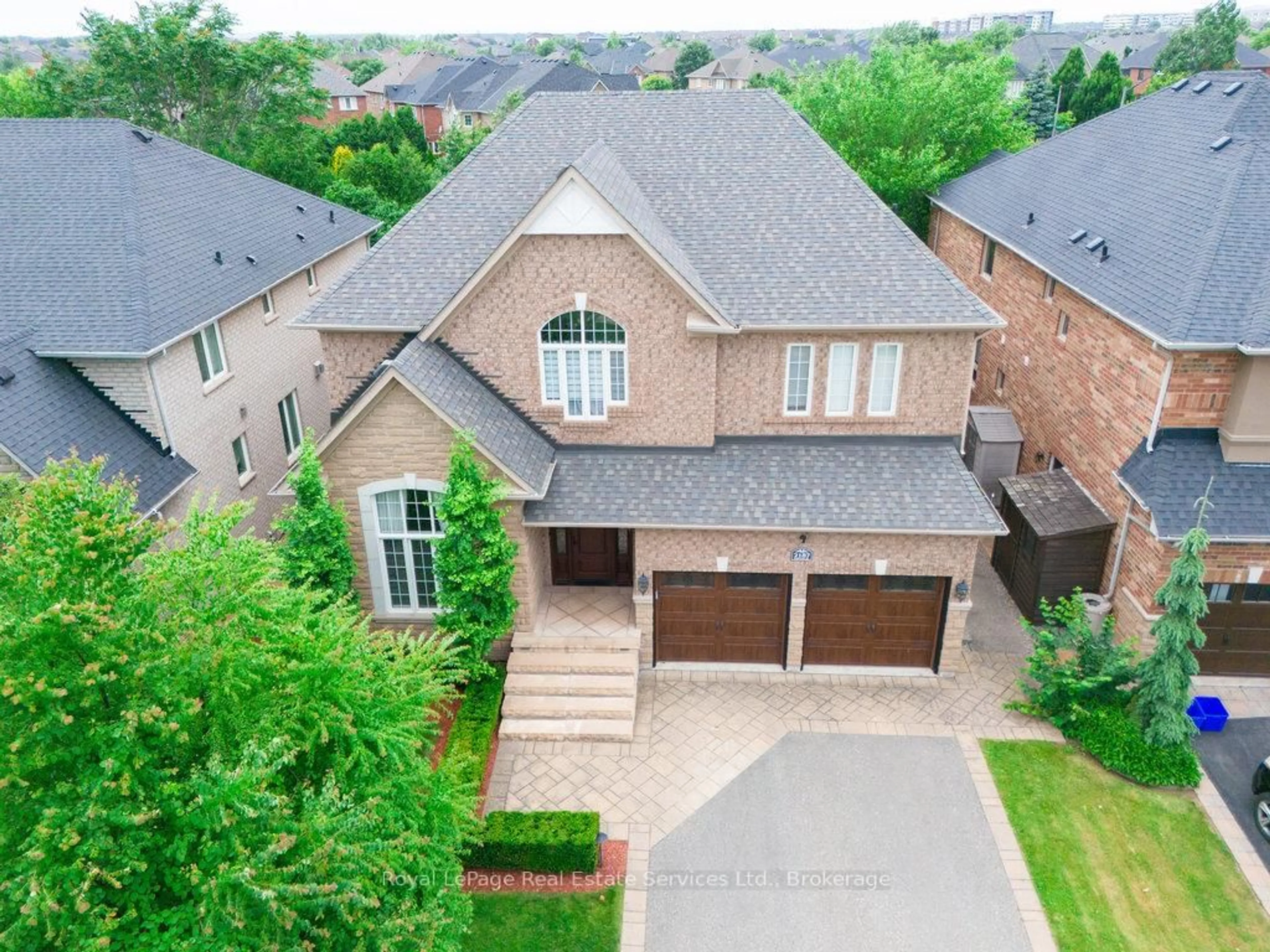 A pic from outside/outdoor area/front of a property/back of a property/a pic from drone, street for 2187 Mariposa Rd, Oakville Ontario L6M 4R9