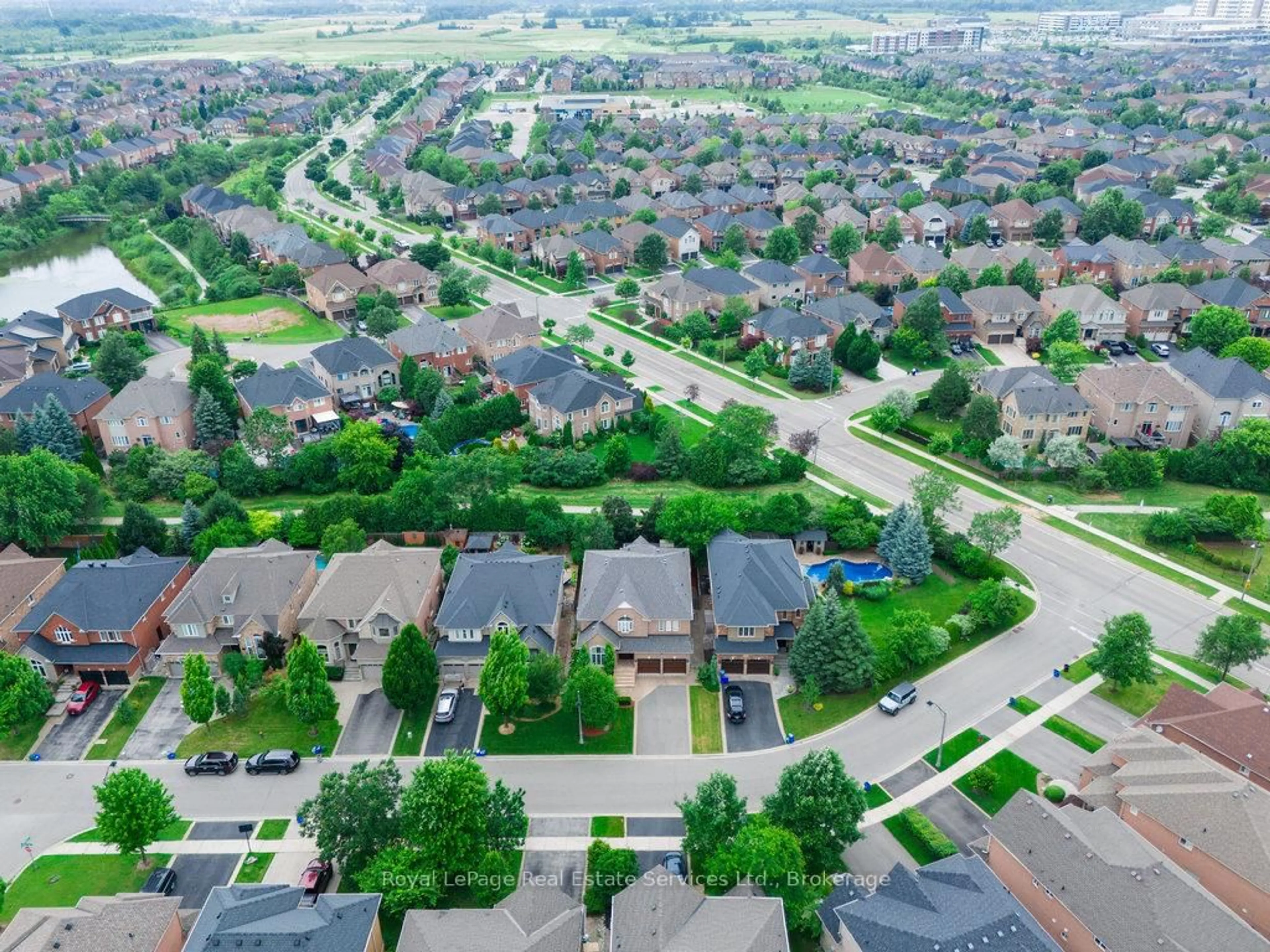 A pic from outside/outdoor area/front of a property/back of a property/a pic from drone, street for 2187 Mariposa Rd, Oakville Ontario L6M 4R9