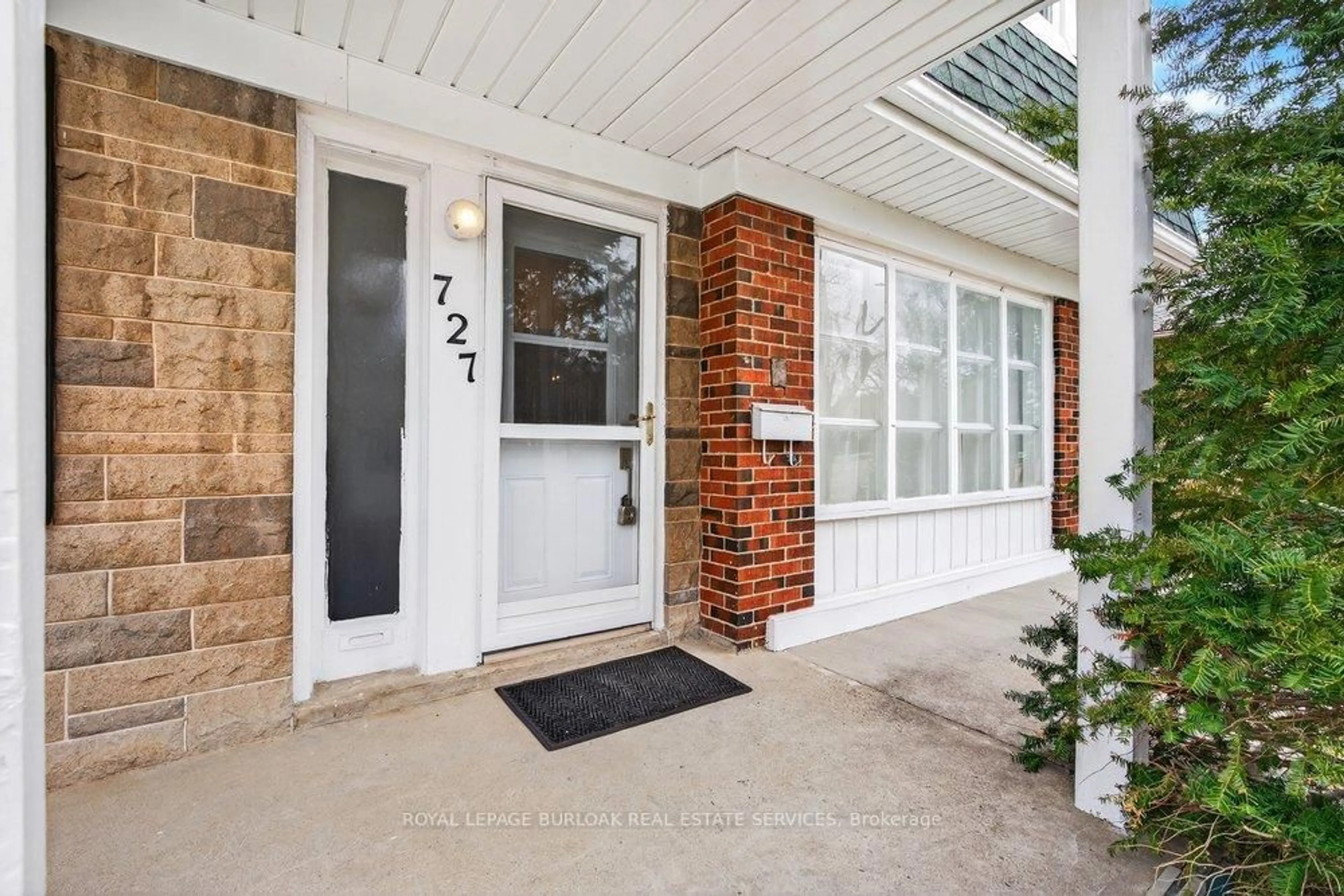 Indoor entryway for 727 Brant St, Burlington Ontario L7R 2H6