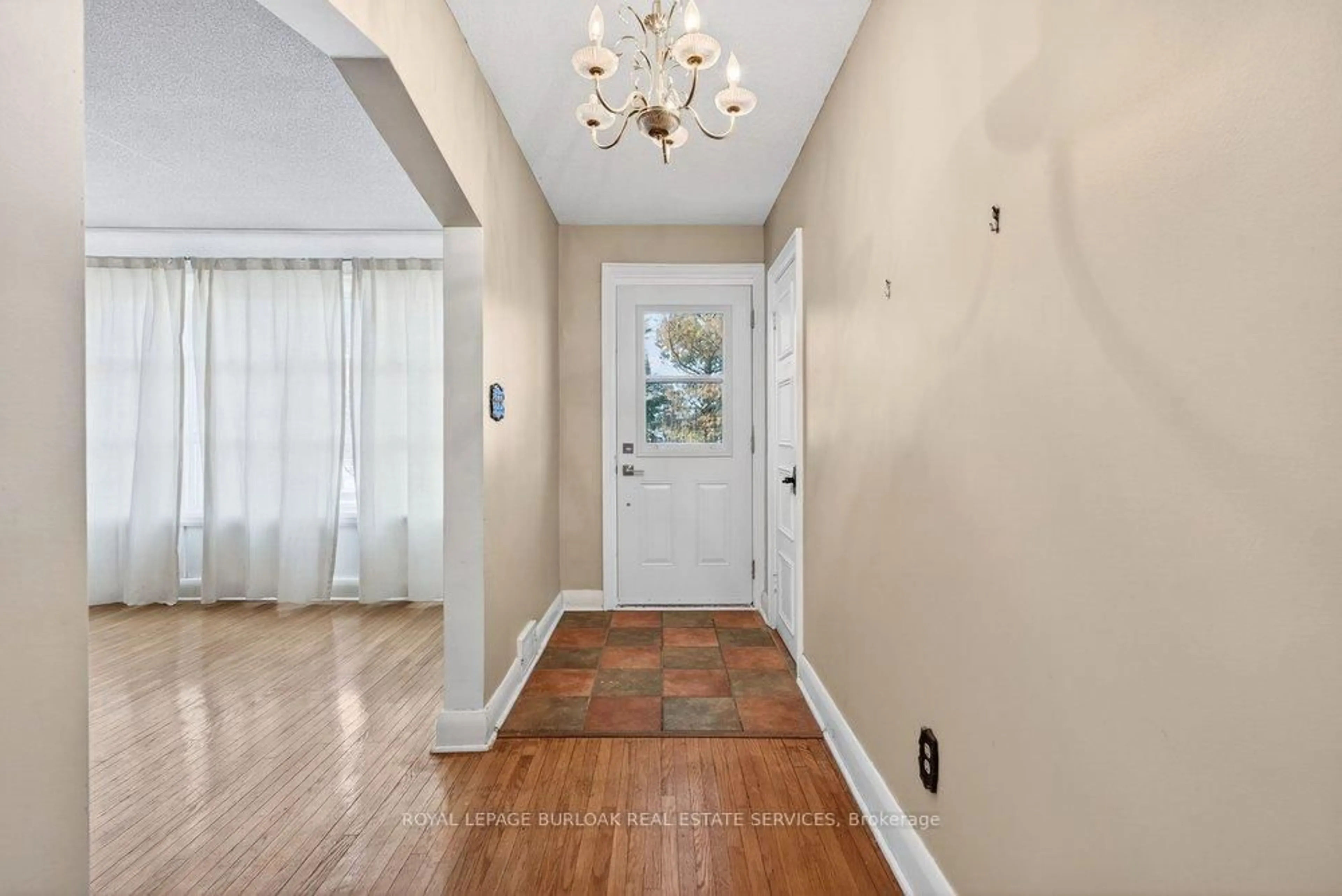 Indoor entryway for 727 Brant St, Burlington Ontario L7R 2H6