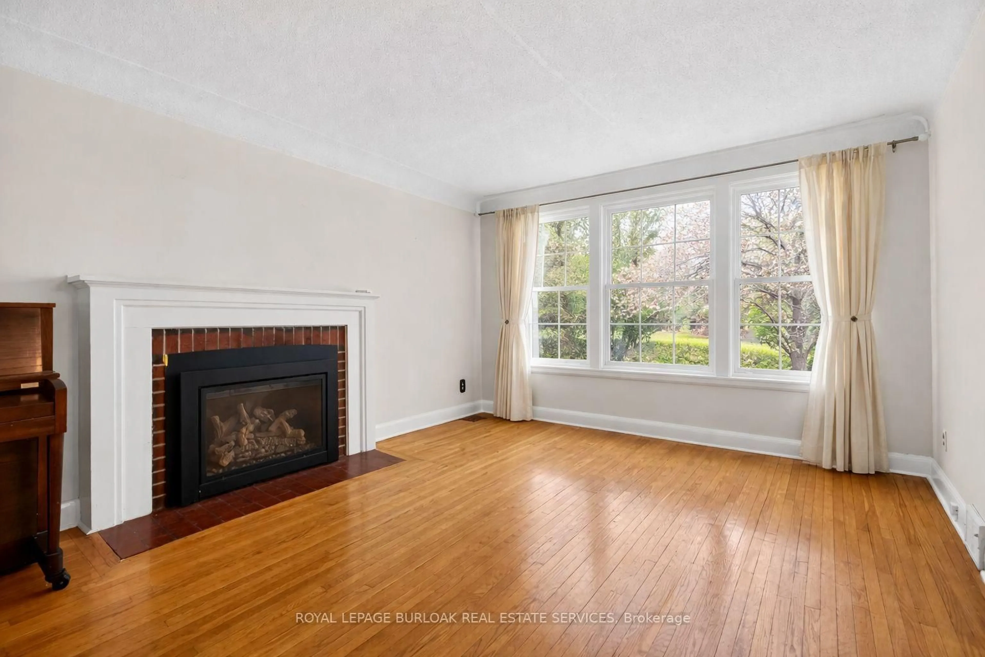 Unknown for 727 Brant St, Burlington Ontario L7R 2H6