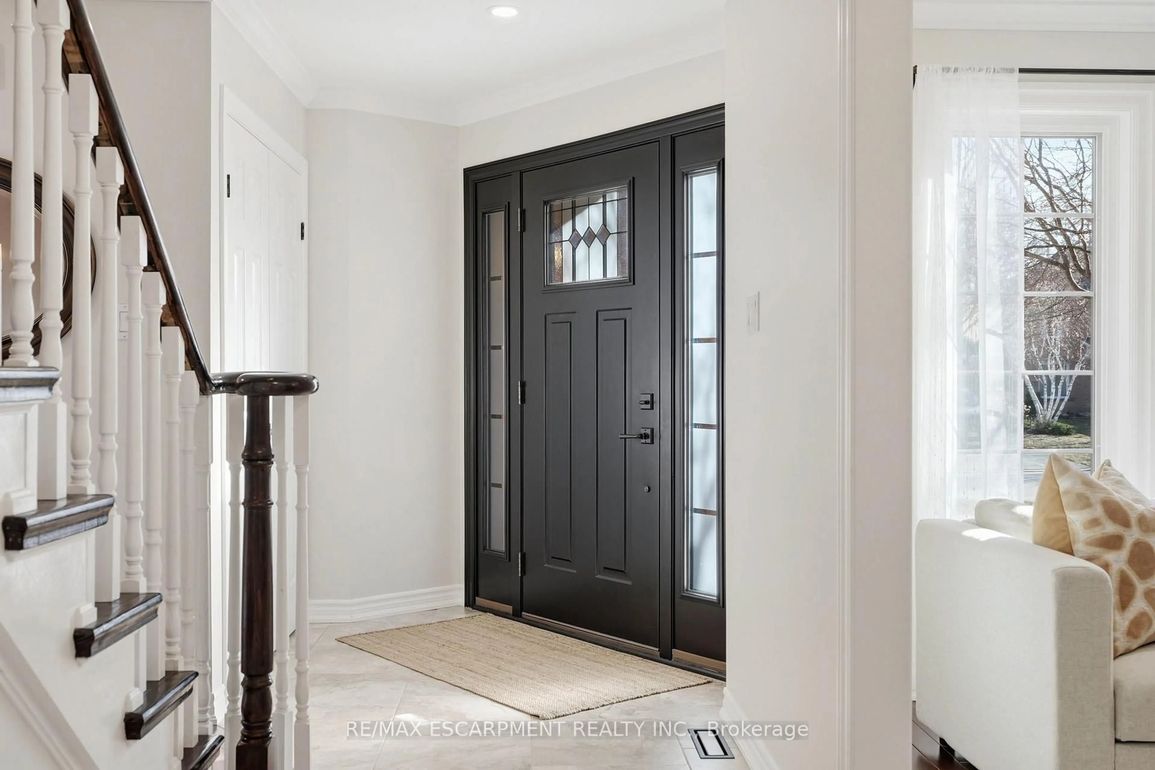 Indoor entryway for 2443 NEWPORT St, Burlington Ontario L7M 3Y1