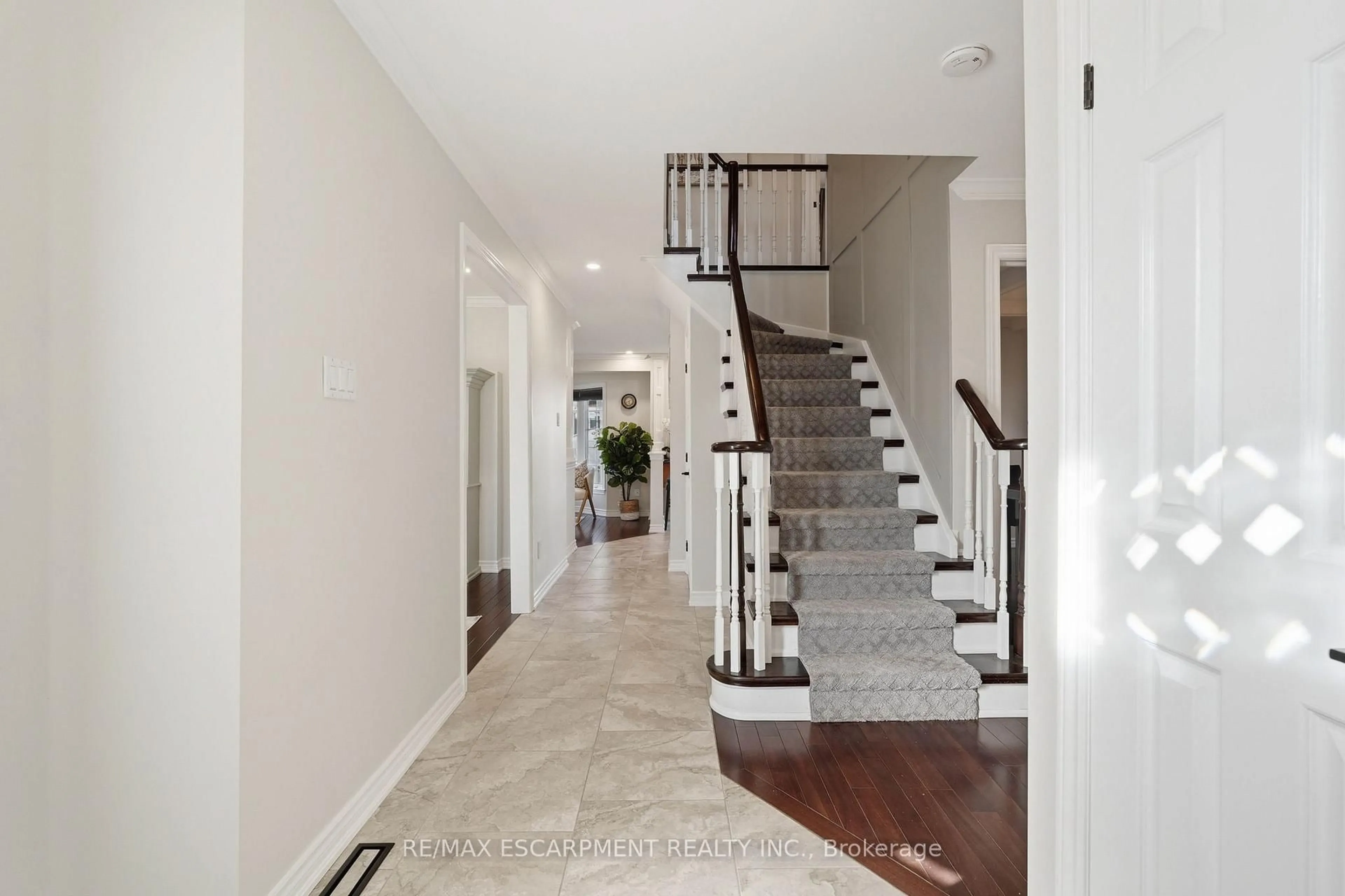 Indoor entryway for 2443 NEWPORT St, Burlington Ontario L7M 3Y1