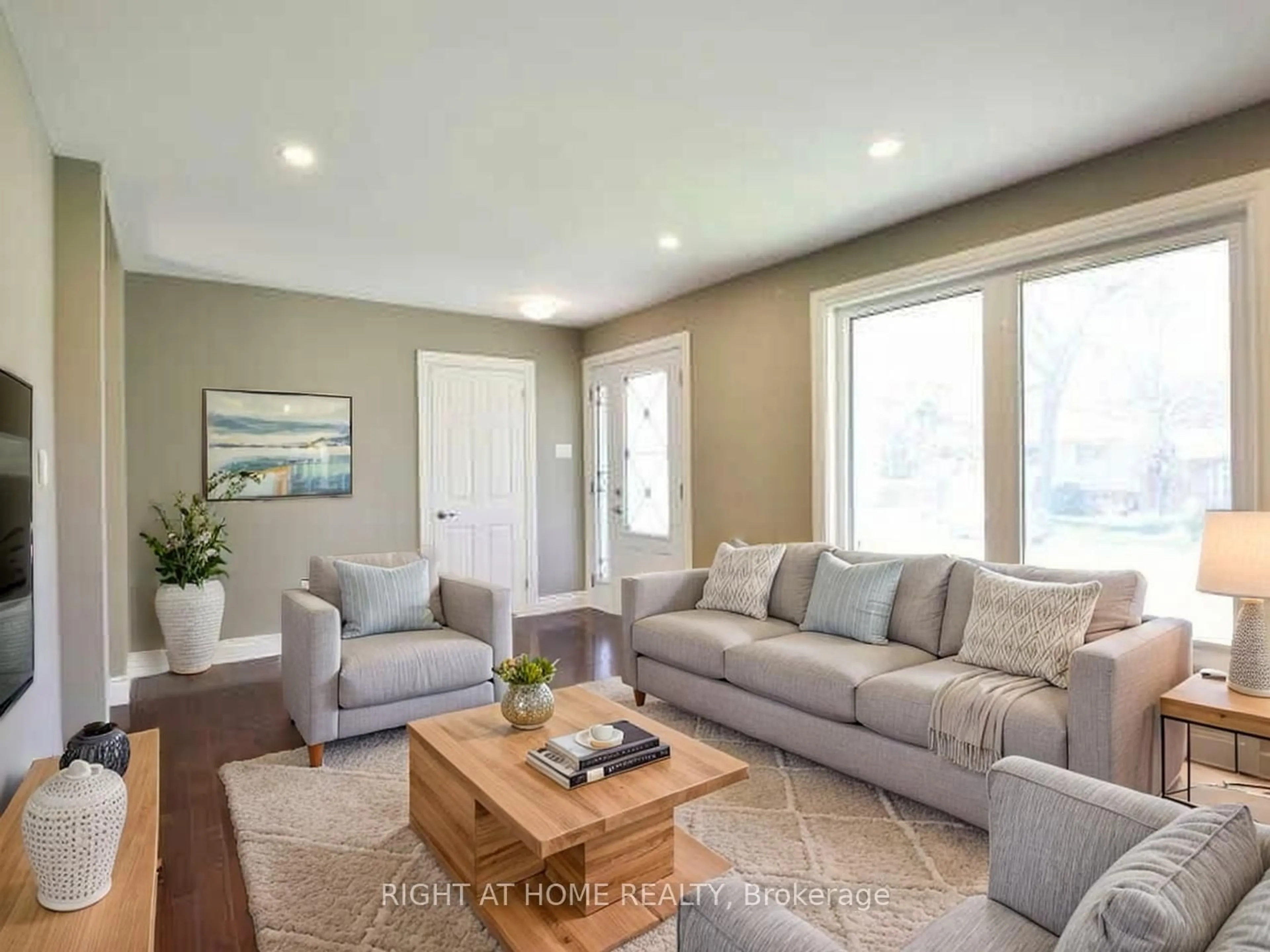 Living room with furniture, unknown for 15 Pioneer Dr, Mississauga Ontario L5M 1G8