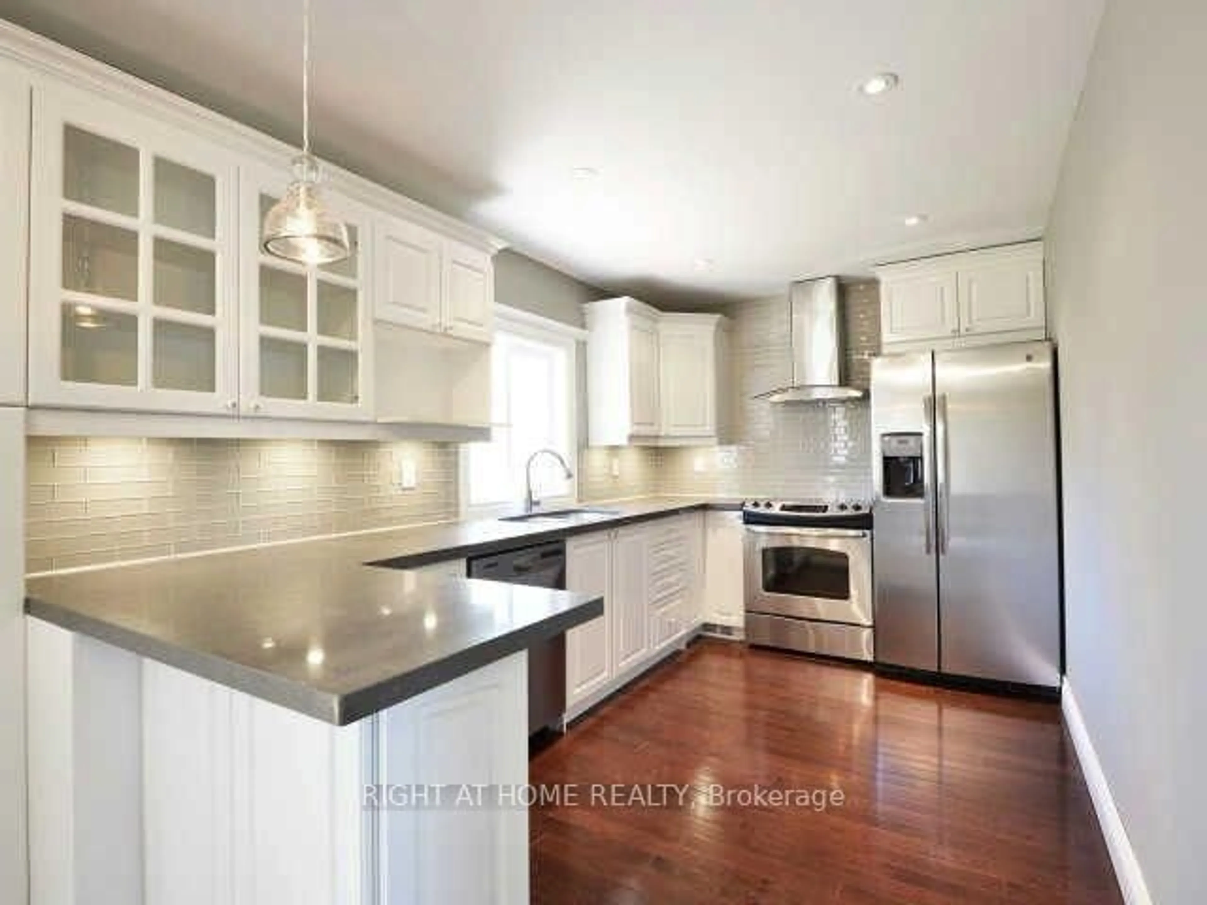 Open concept kitchen, ceramic/tile floor for 15 Pioneer Dr, Mississauga Ontario L5M 1G8