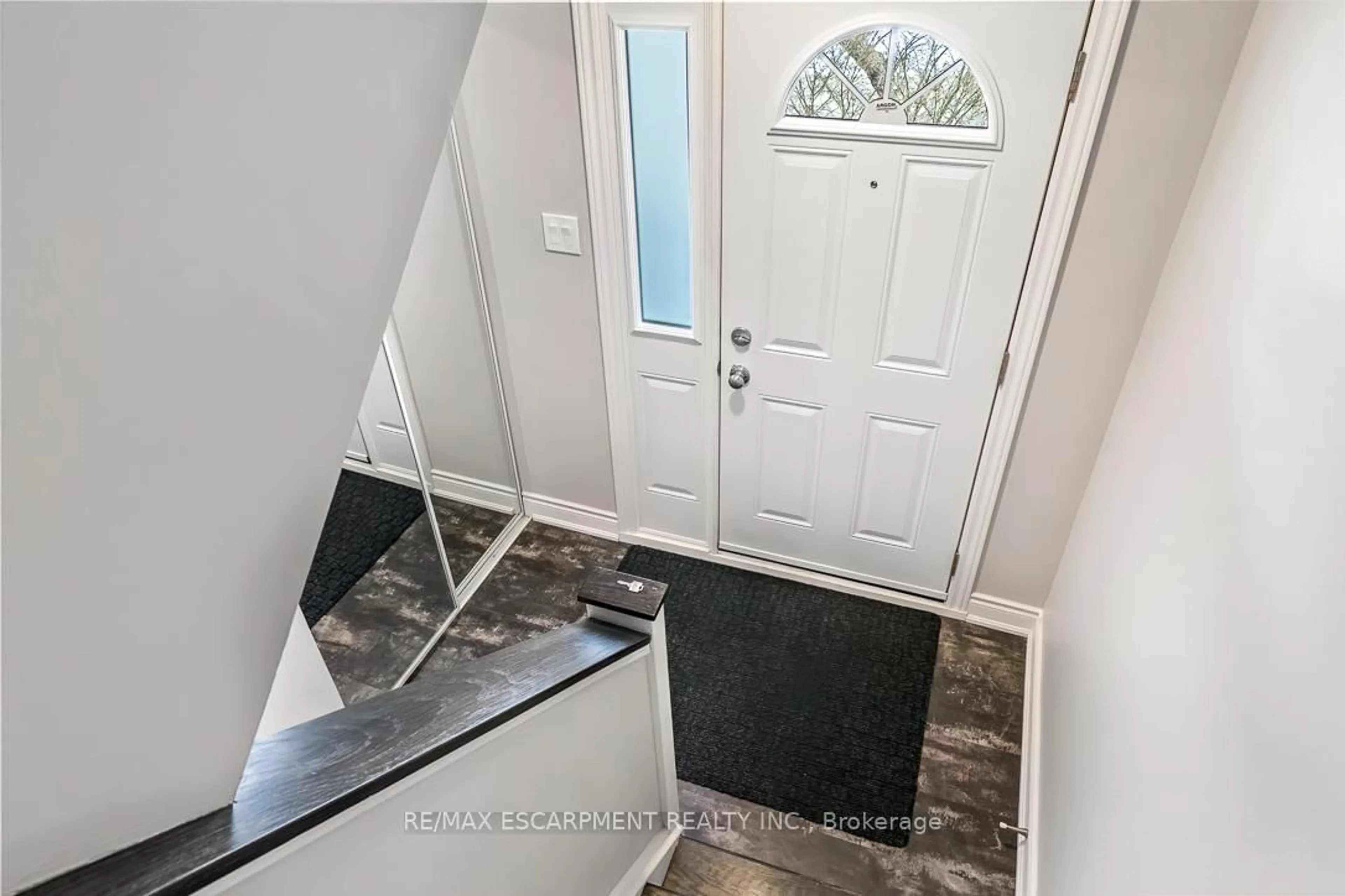 Indoor entryway for 6780 Formentera Ave #56, Mississauga Ontario L5N 2L1