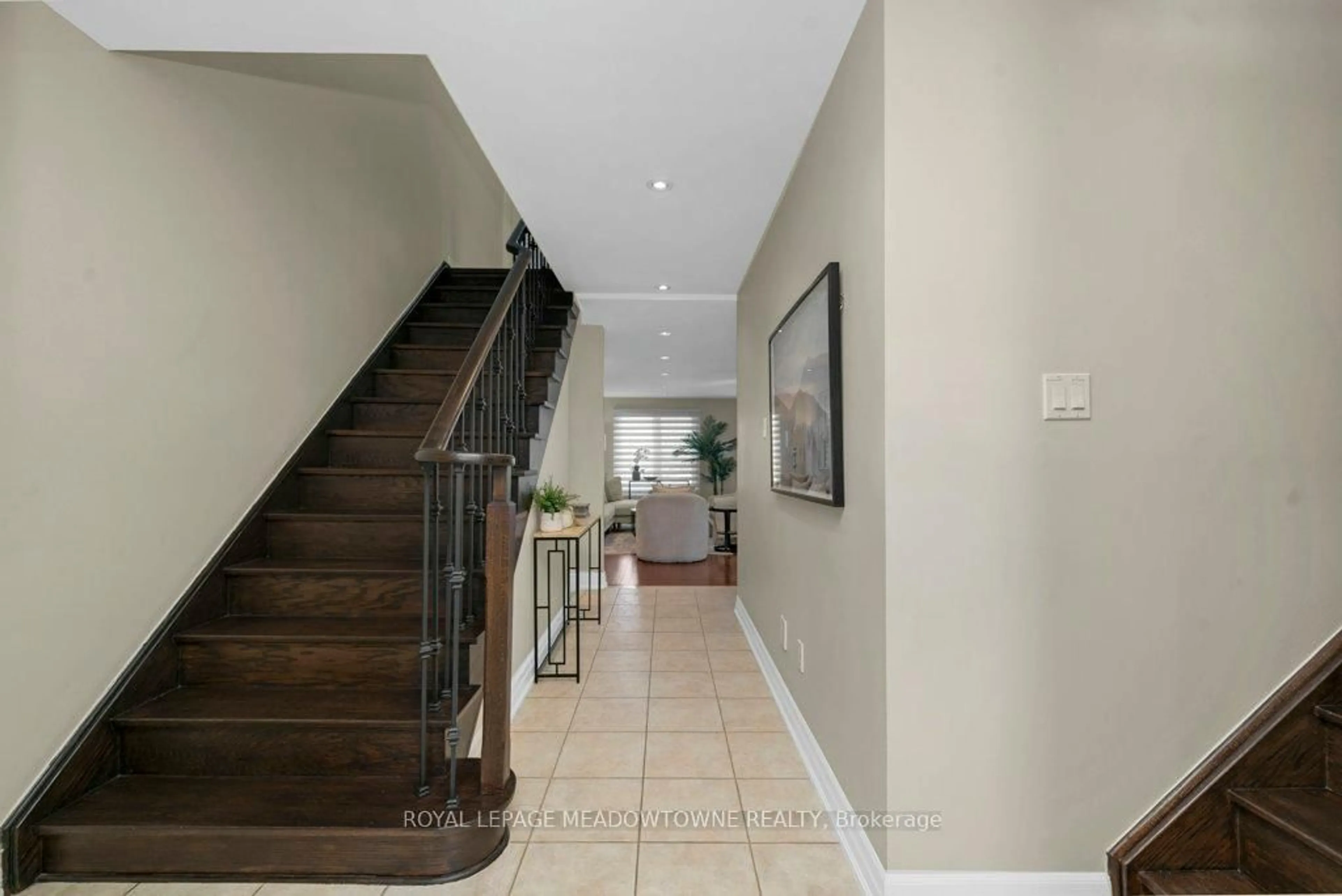 Indoor foyer for 4311 Poltava Cres, Mississauga Ontario L4W 3B9