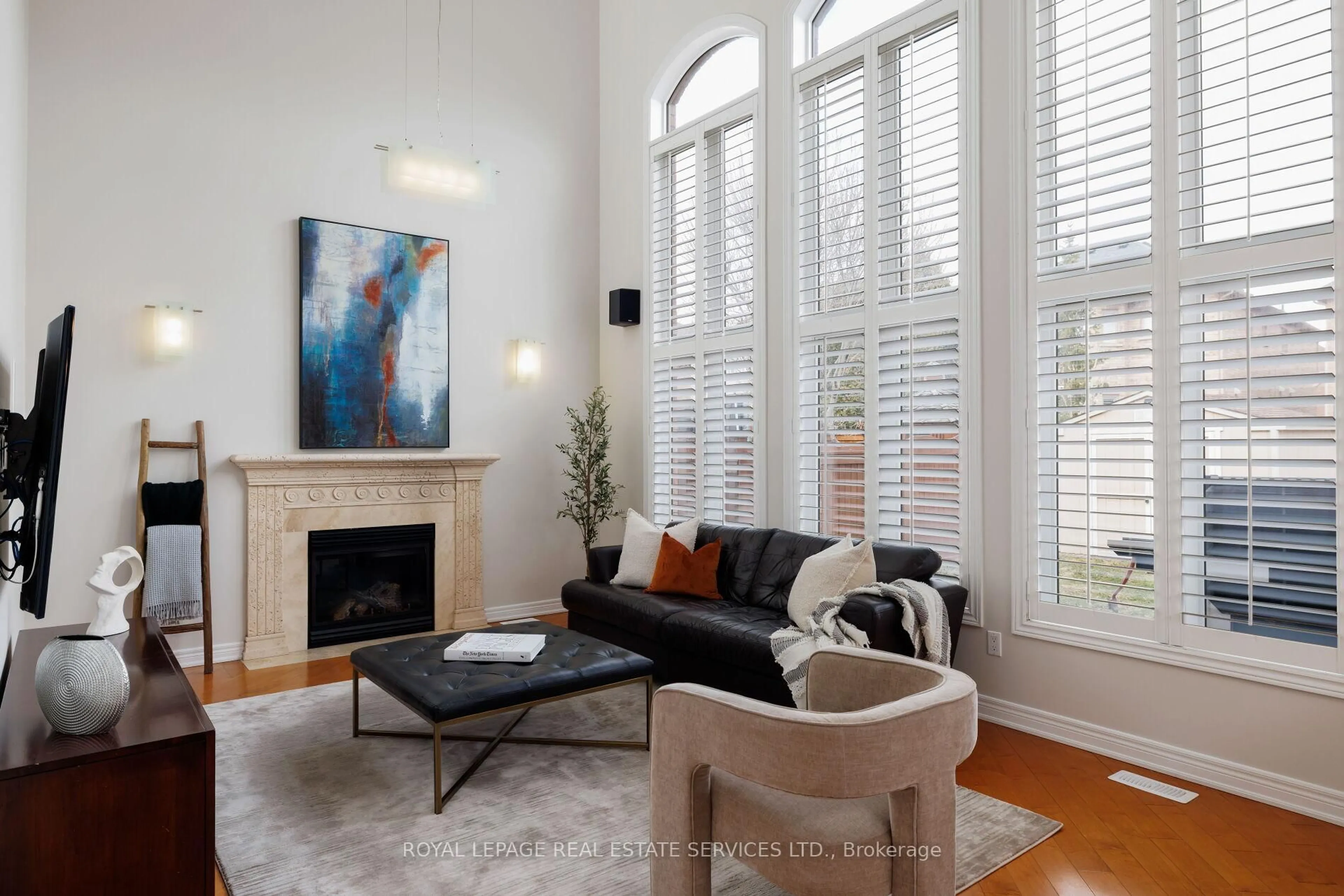 Living room with furniture, unknown for 2313 Coronation Dr, Oakville Ontario L6H 7N1