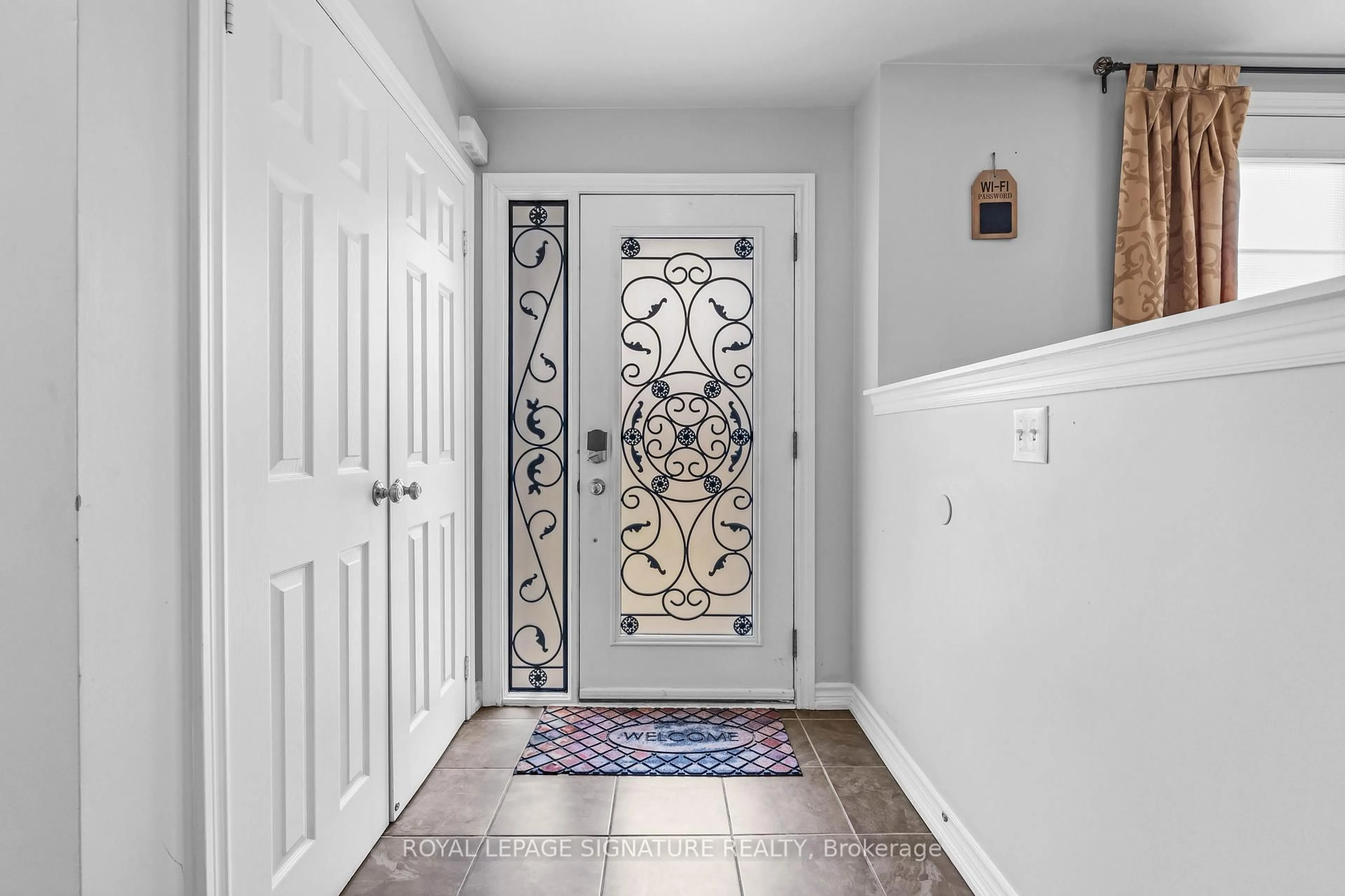 Indoor entryway for 4280 Thomas Alton Blvd, Burlington Ontario L7M 0M9