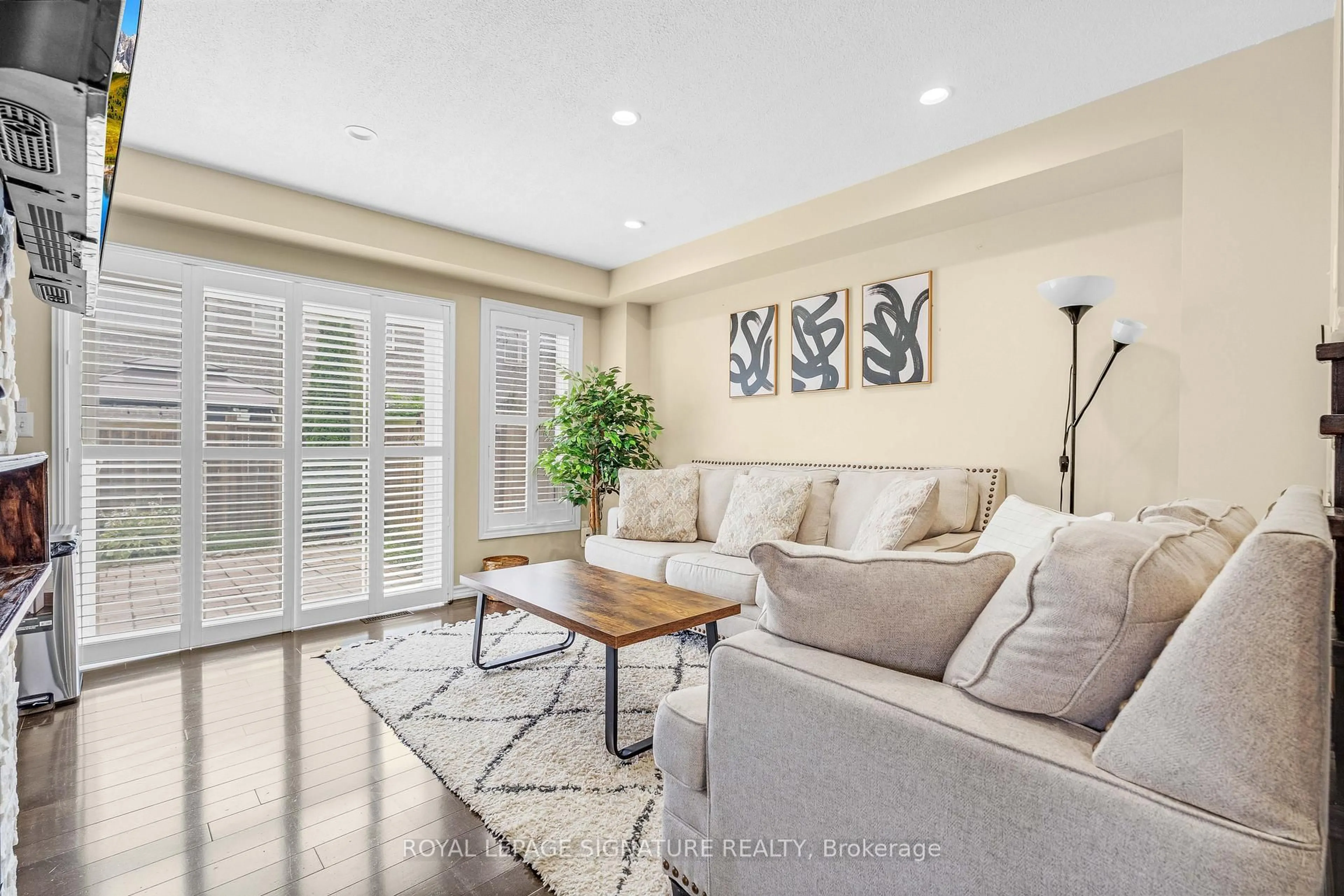 Living room with furniture, unknown for 4280 Thomas Alton Blvd, Burlington Ontario L7M 0M9