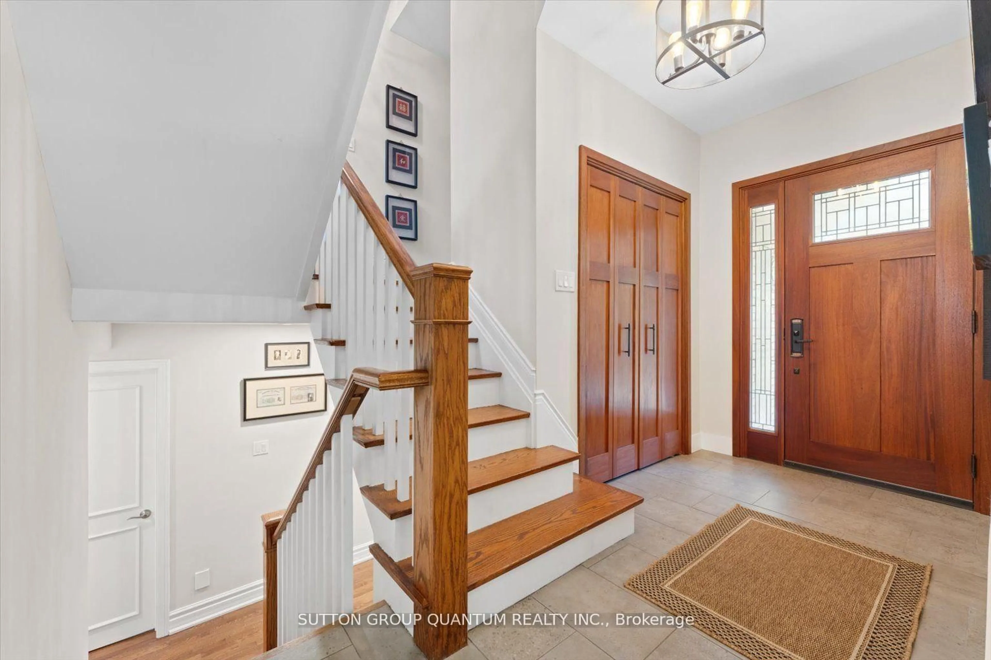 Indoor foyer for 347 Pinetree Way, Mississauga Ontario L5G 2R4