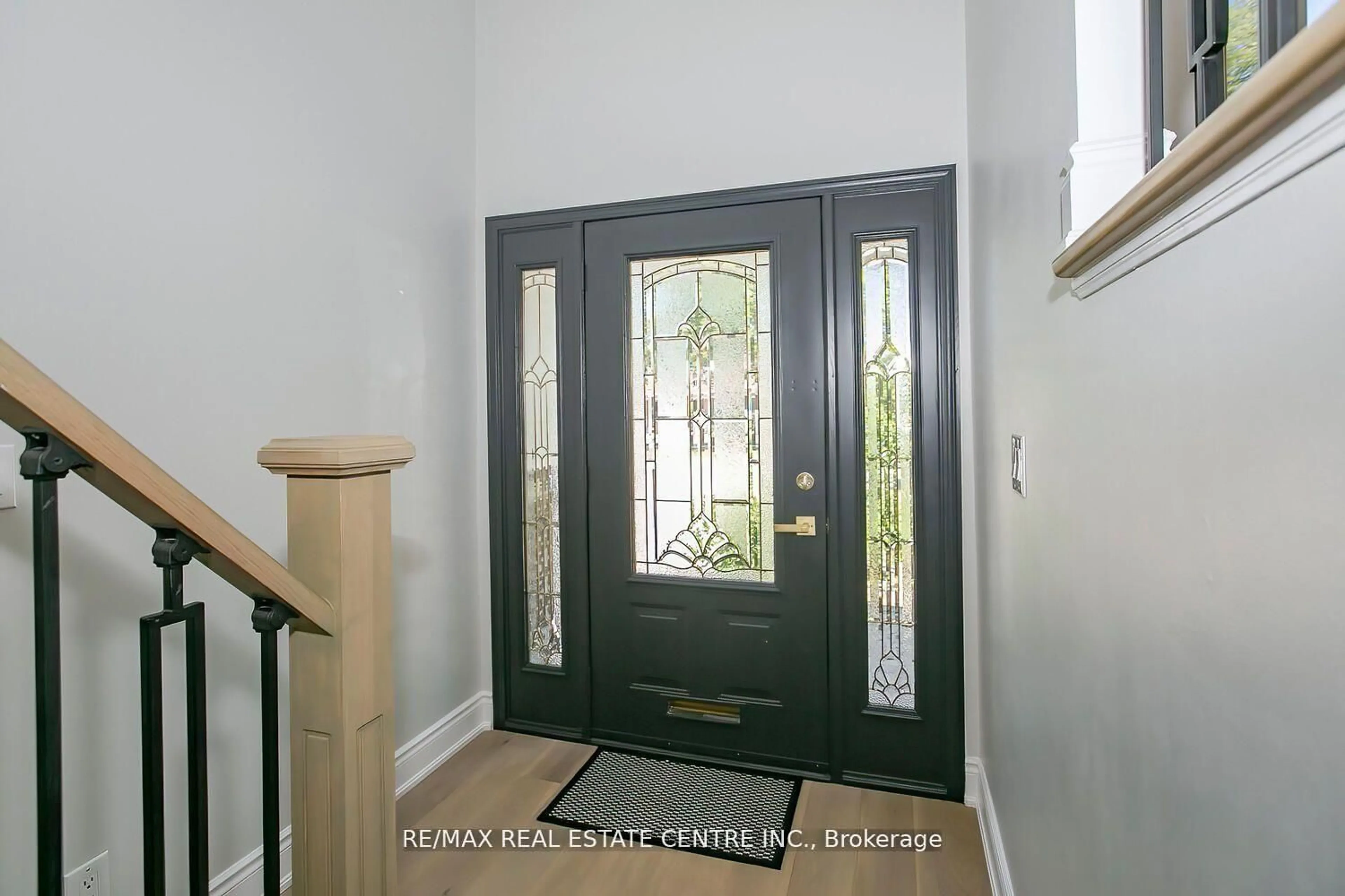 Indoor entryway for 6978 Estoril Rd, Mississauga Ontario L5N 1N4