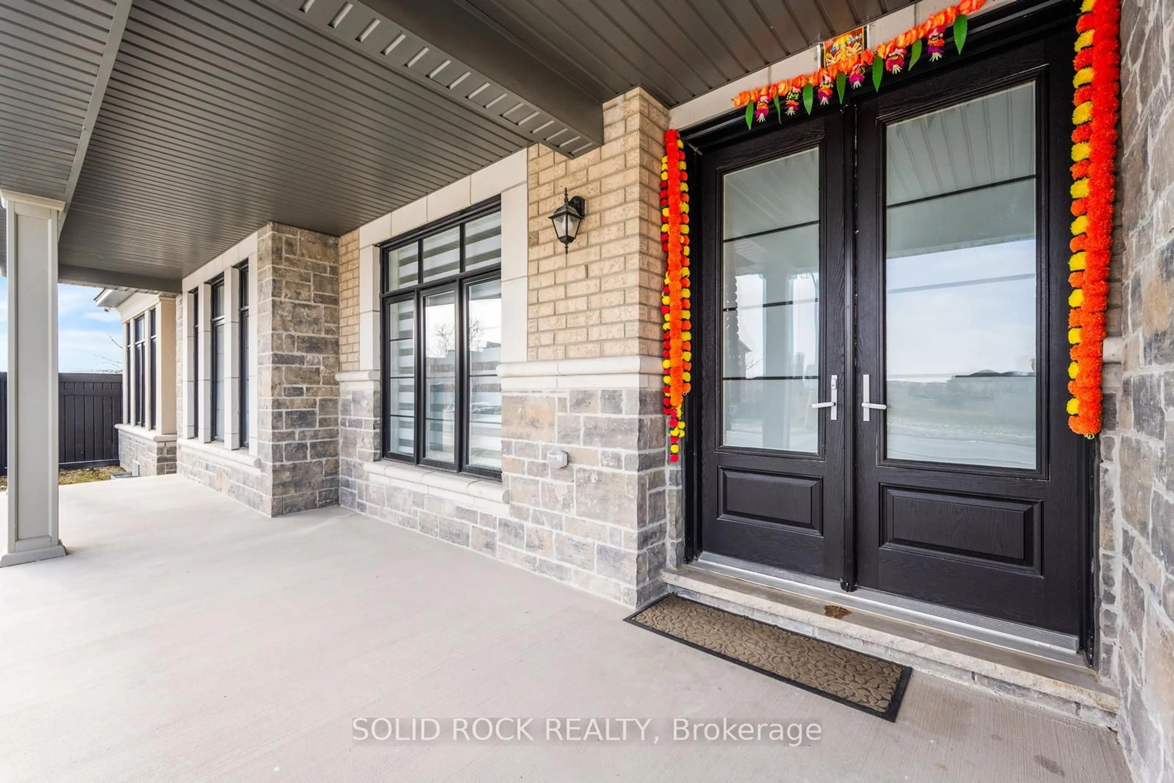 Indoor entryway for 2 Catherwood Crt, Brampton Ontario L6P 2W1