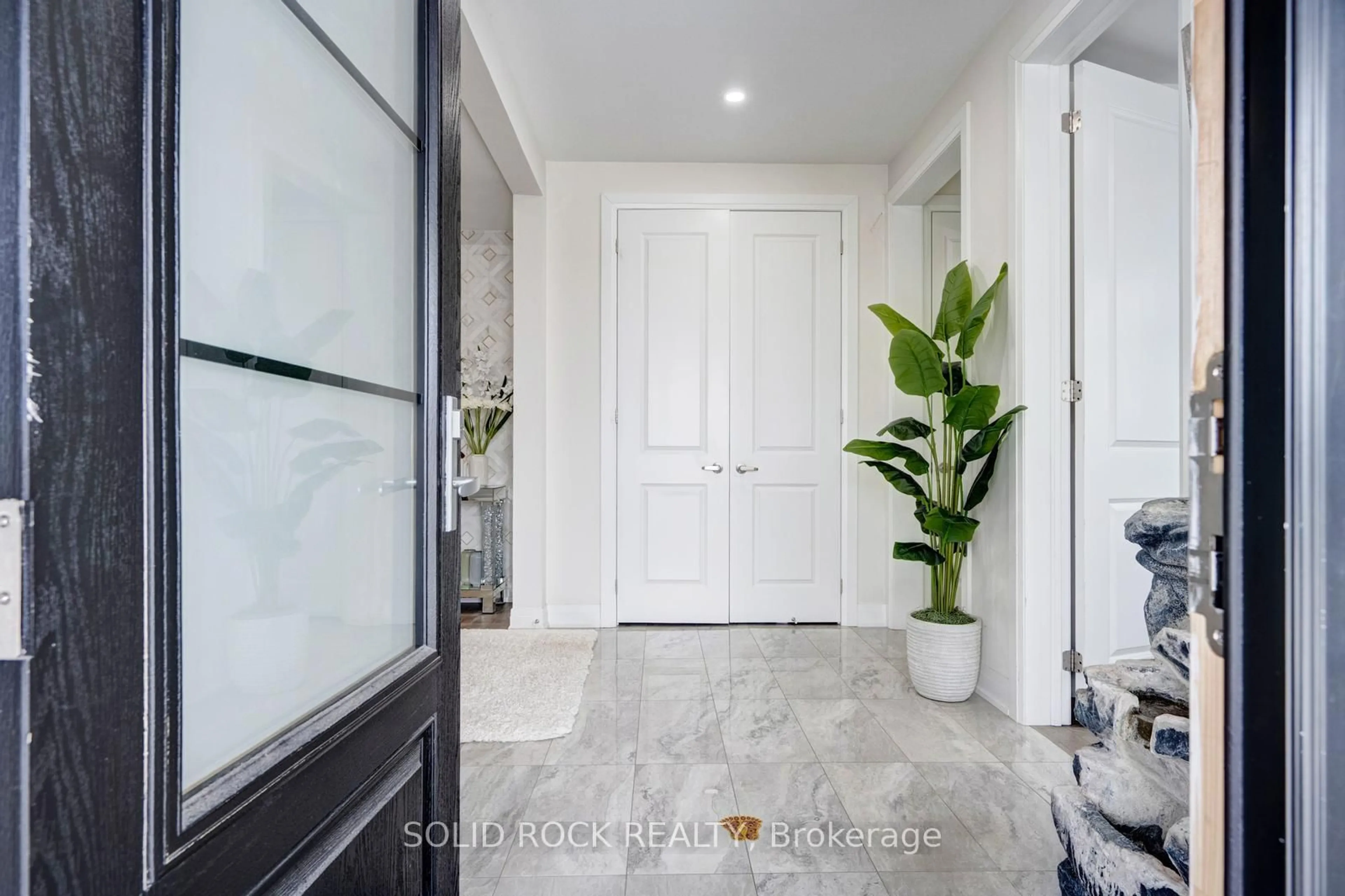 Indoor entryway for 2 Catherwood Crt, Brampton Ontario L6P 2W1