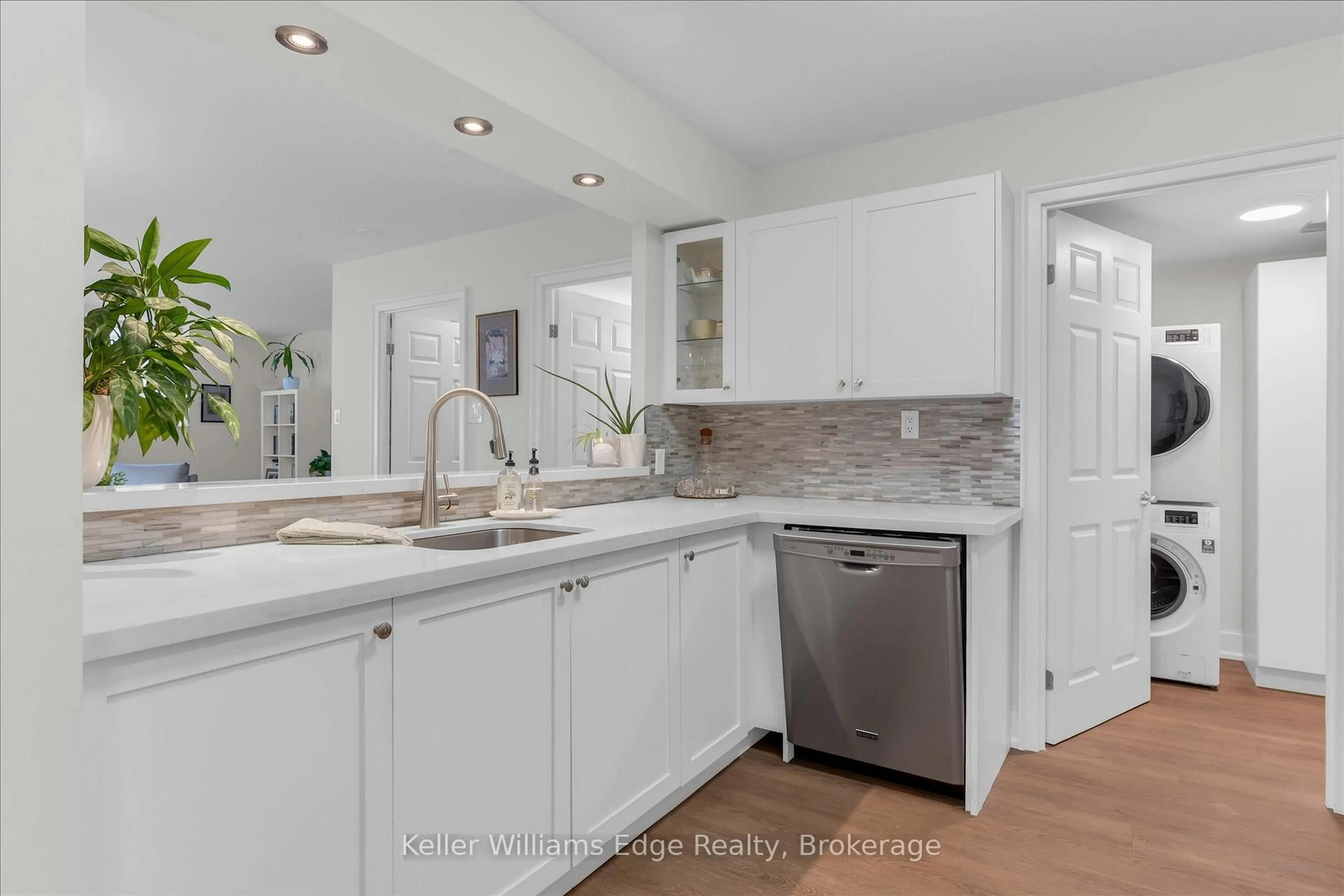 Open concept kitchen, ceramic/tile floor for 185 Robinson St #203, Oakville Ontario L6J 7P6