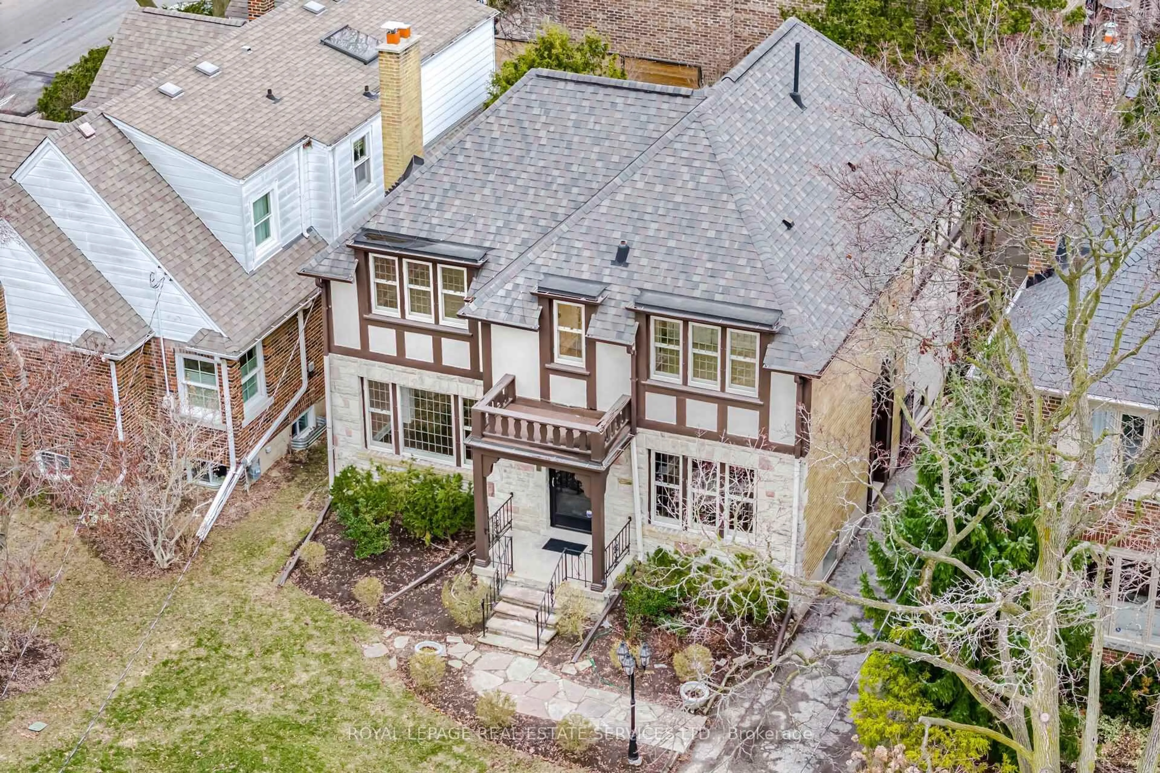 A pic from outside/outdoor area/front of a property/back of a property/a pic from drone, street for 209 Grenview Blvd, Toronto Ontario M8Y 3T9