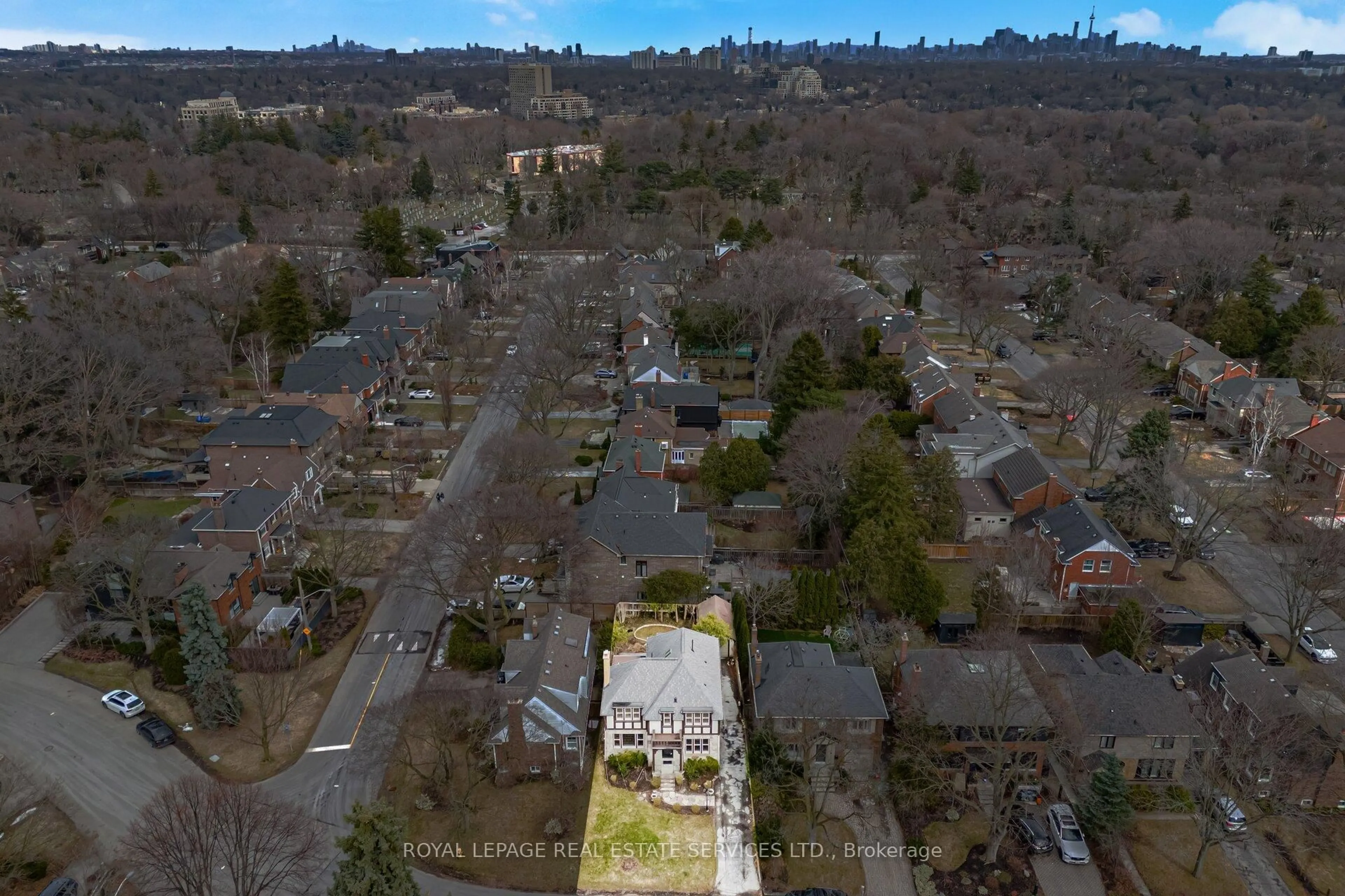 A pic from outside/outdoor area/front of a property/back of a property/a pic from drone, street for 209 Grenview Blvd, Toronto Ontario M8Y 3T9