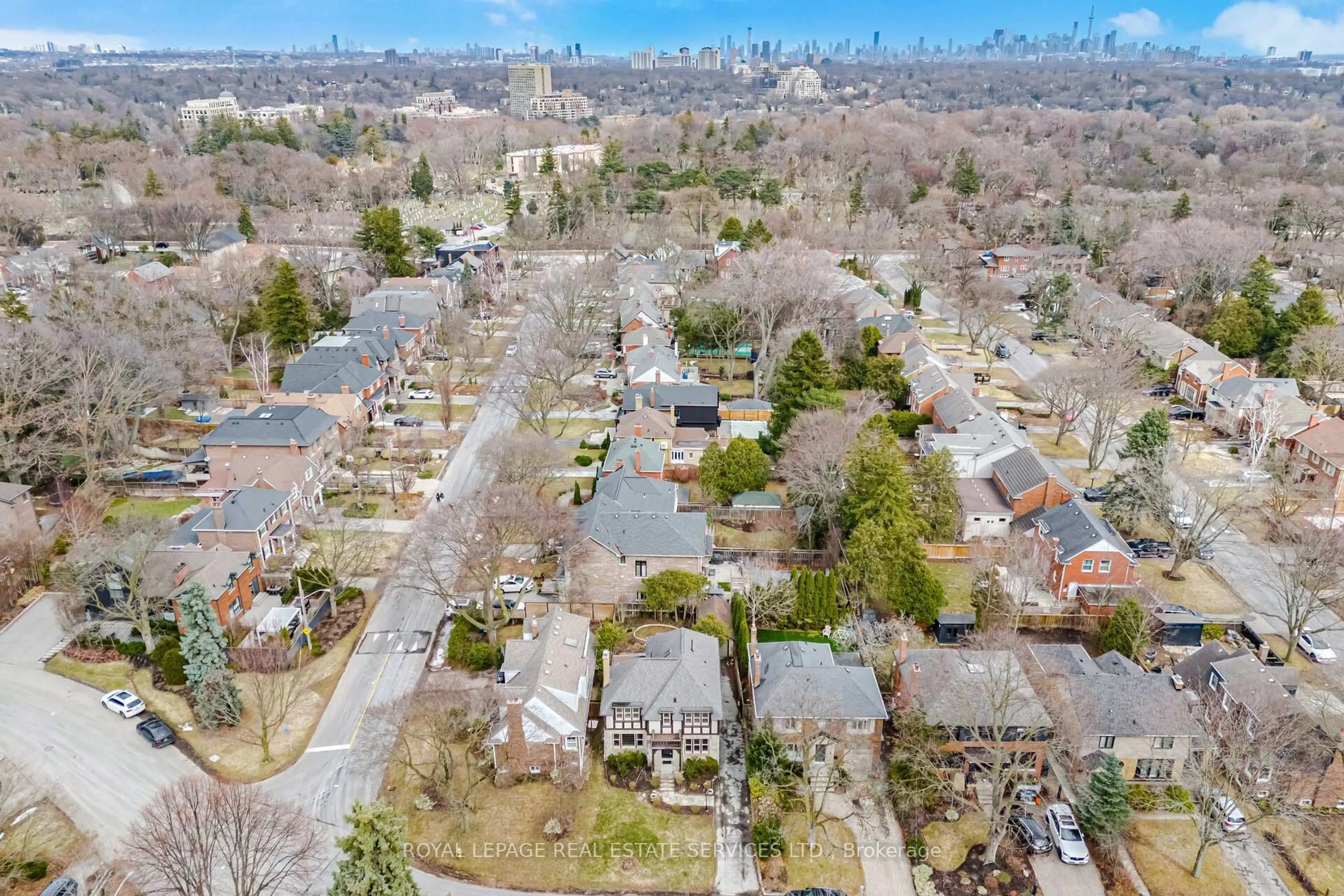 A pic from outside/outdoor area/front of a property/back of a property/a pic from drone, street for 209 Grenview Blvd, Toronto Ontario M8Y 3T9