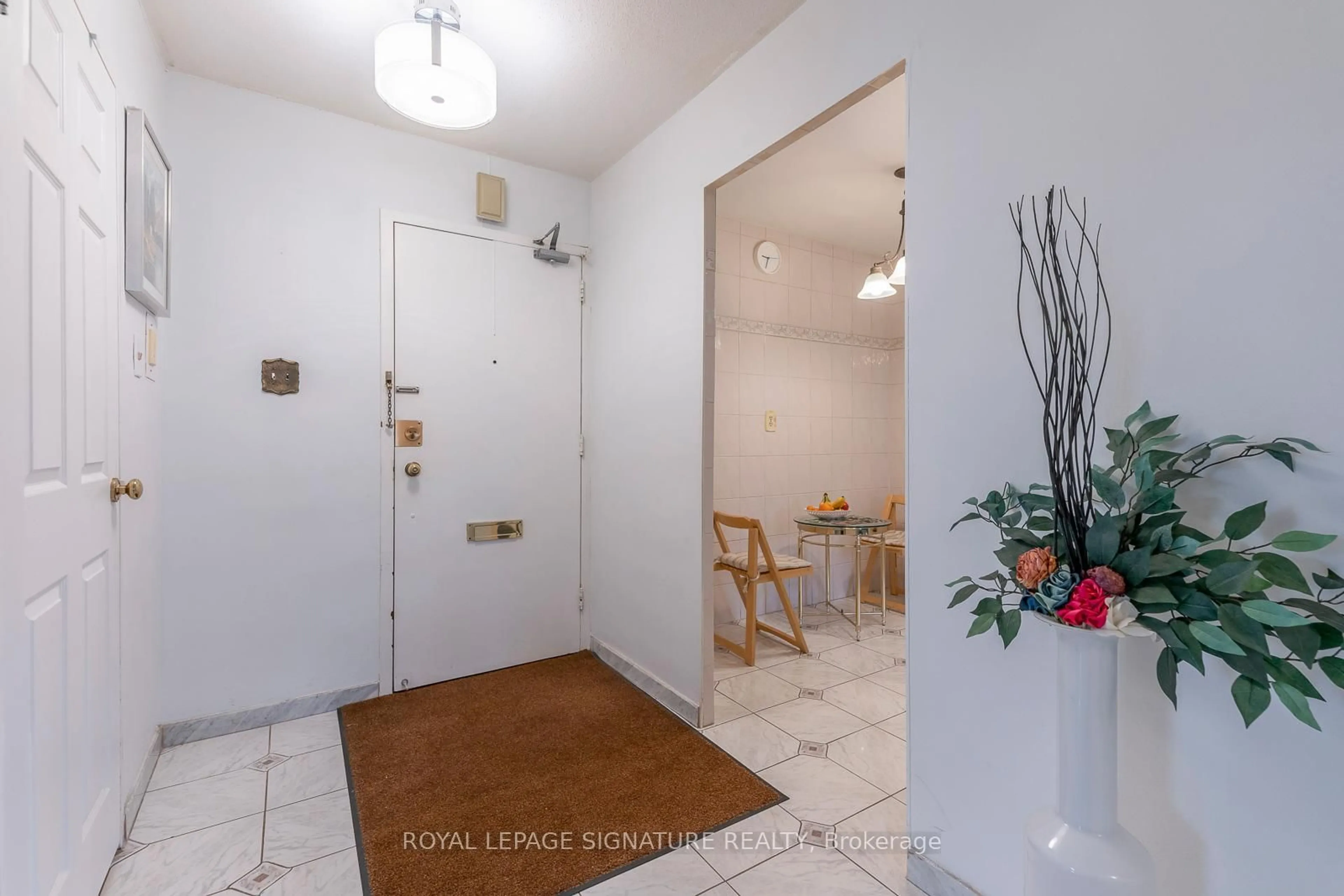 Indoor foyer for 5 Frith Rd #209, Toronto Ontario M3N 2L5