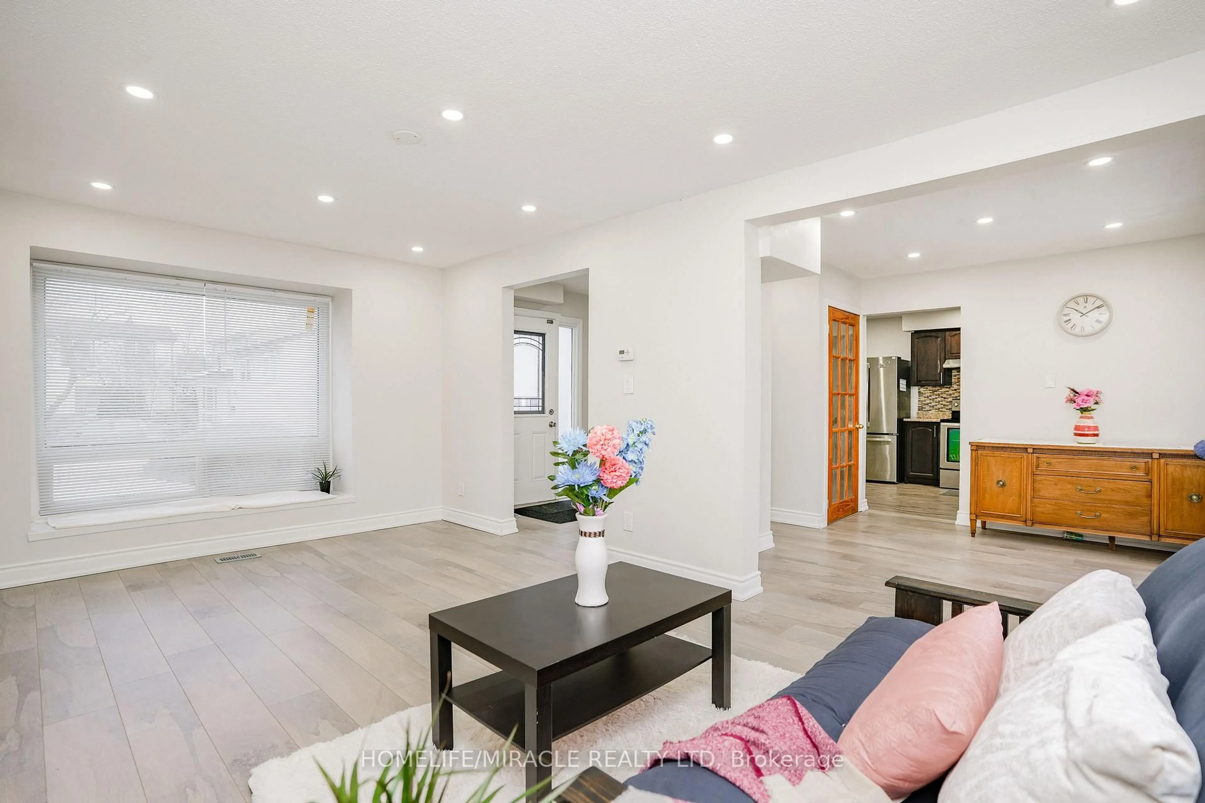 Living room with furniture, unknown for 15 Heatherside Crt, Brampton Ontario L6S 1N9