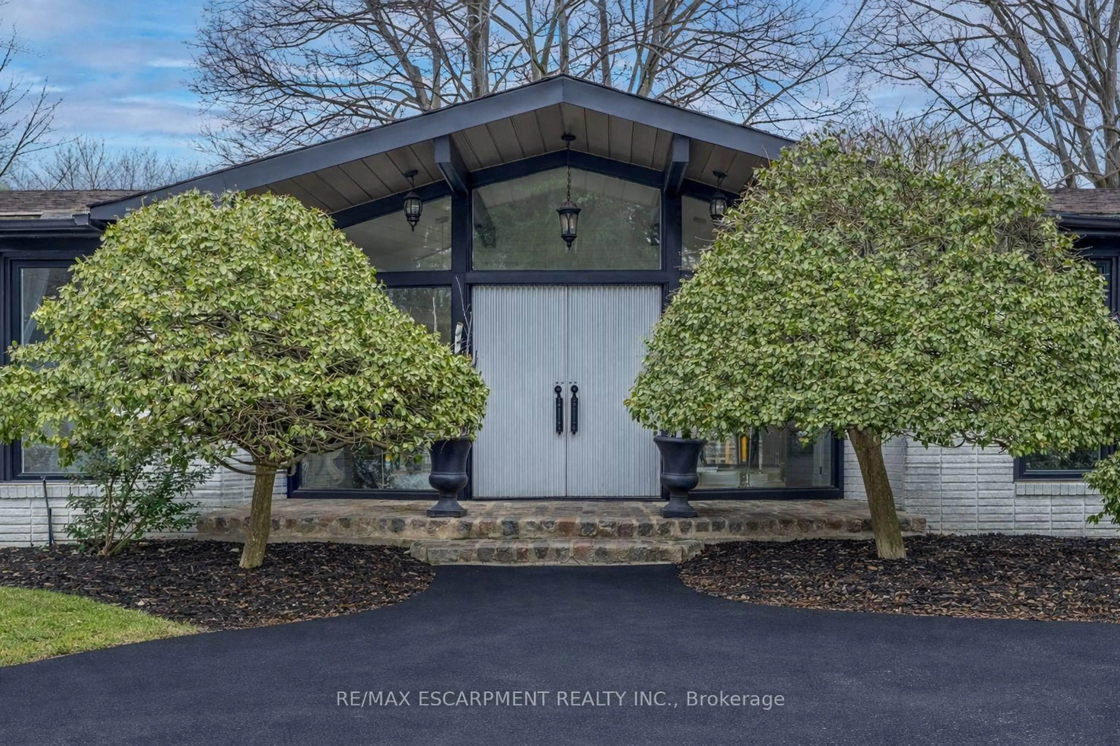 Indoor entryway for 625 Sir Richard's Rd, Mississauga Ontario L5C 1A3