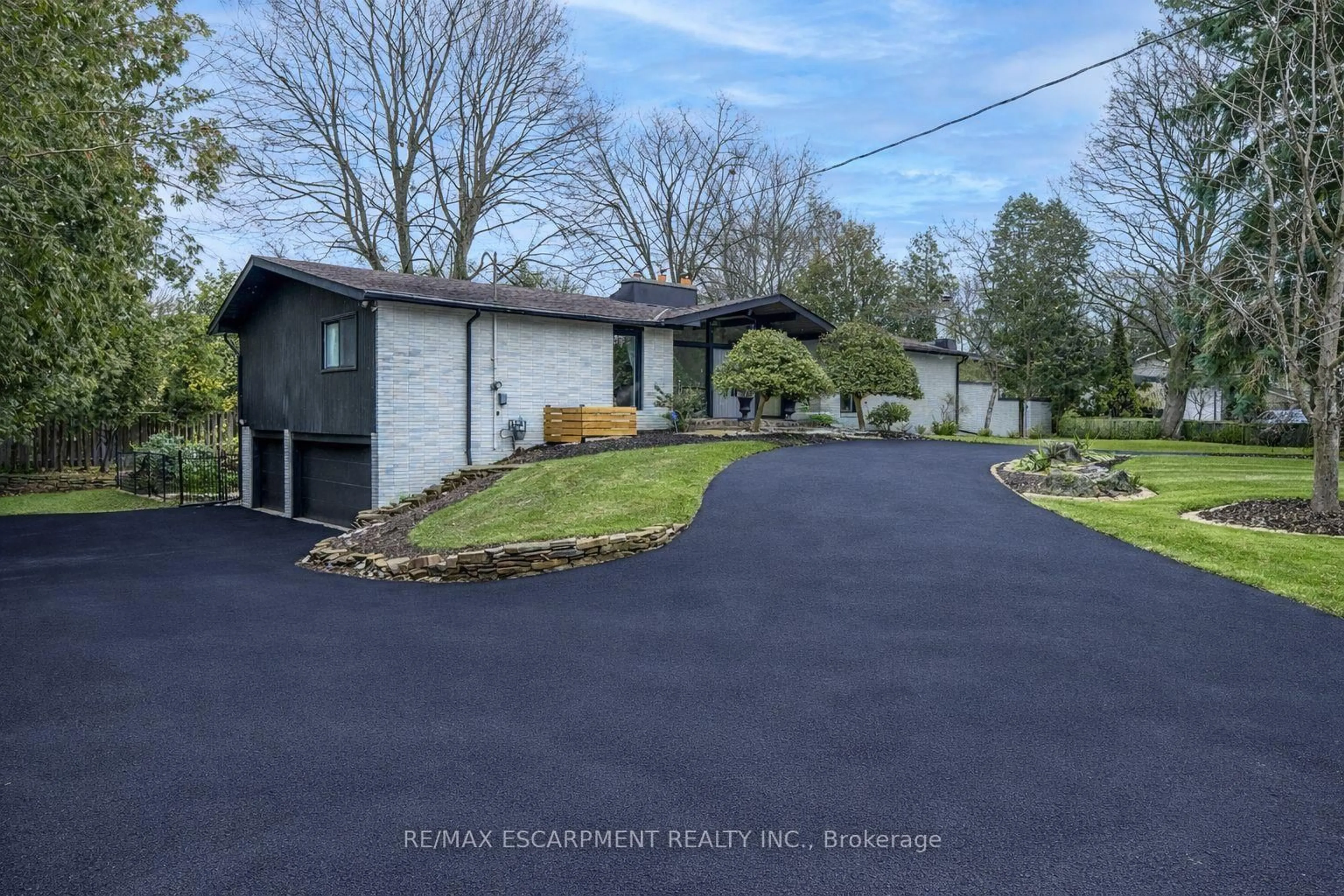 A pic from outside/outdoor area/front of a property/back of a property/a pic from drone, street for 625 Sir Richard's Rd, Mississauga Ontario L5C 1A3