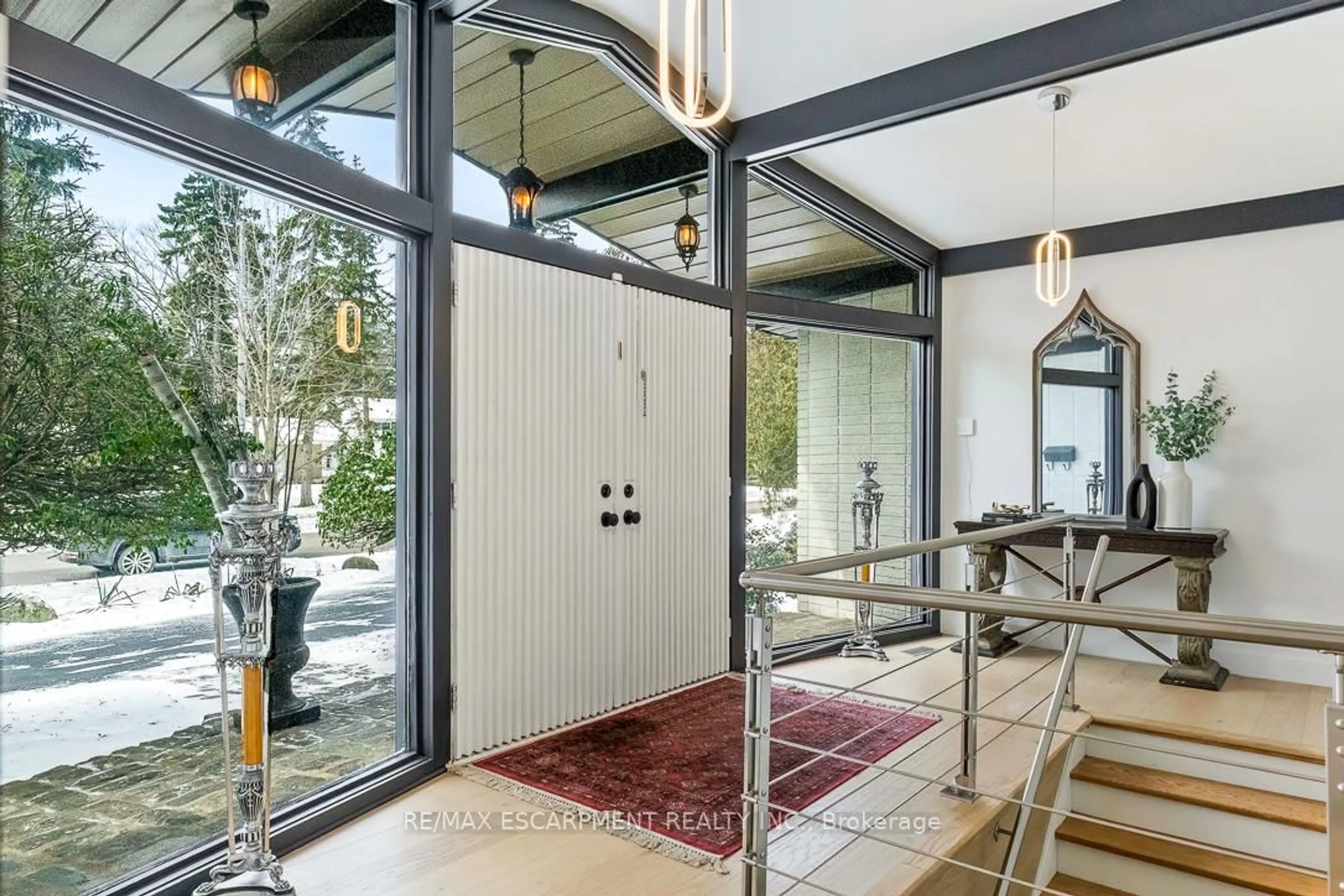 Indoor entryway for 625 Sir Richard's Rd, Mississauga Ontario L5C 1A3