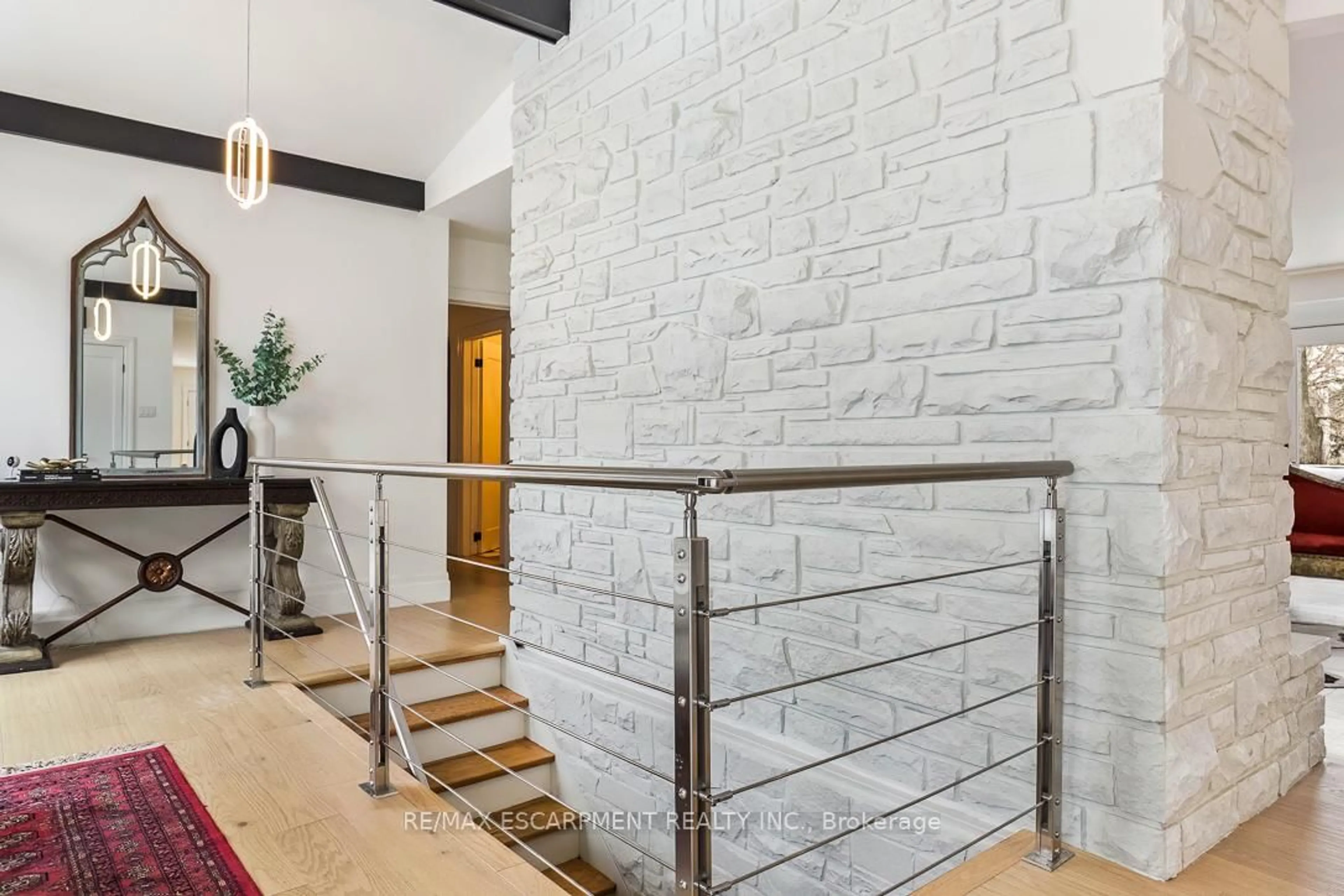 Indoor foyer for 625 Sir Richard's Rd, Mississauga Ontario L5C 1A3