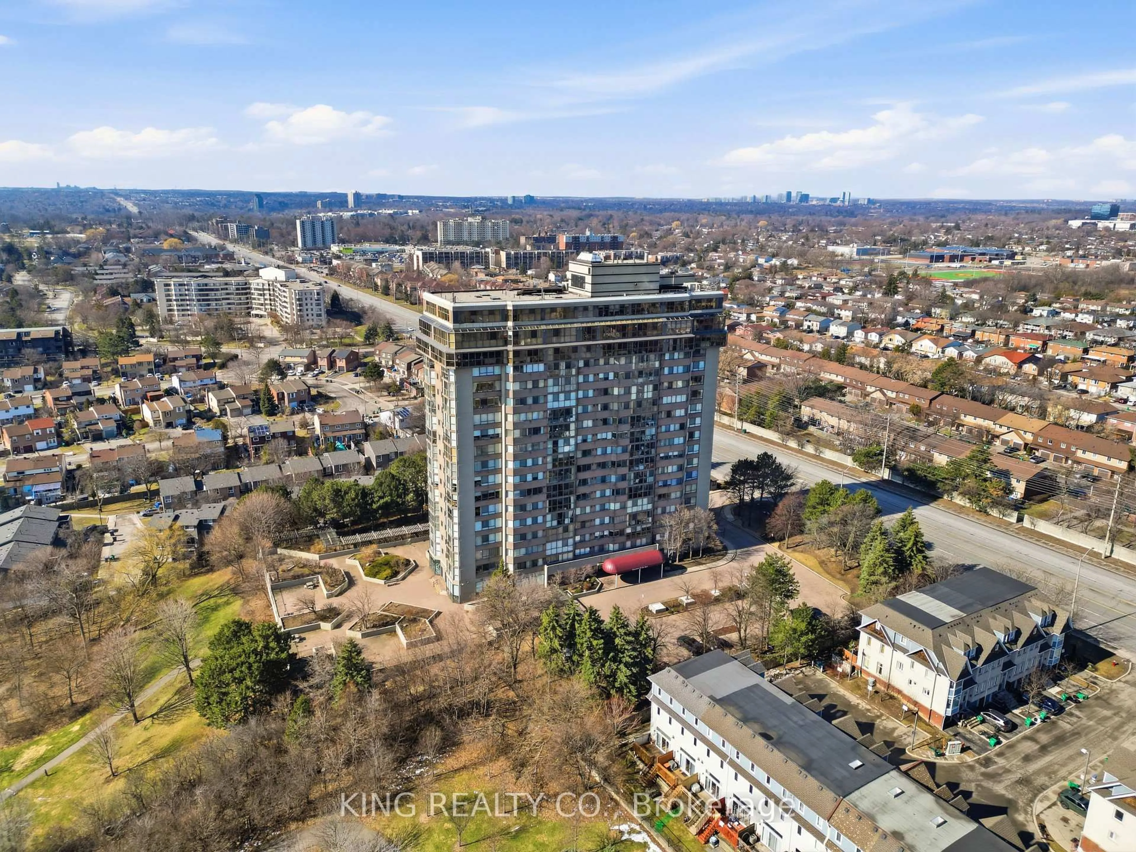 A pic from outside/outdoor area/front of a property/back of a property/a pic from drone, building for 880 Dundas St #1604, Mississauga Ontario L5C 4H3