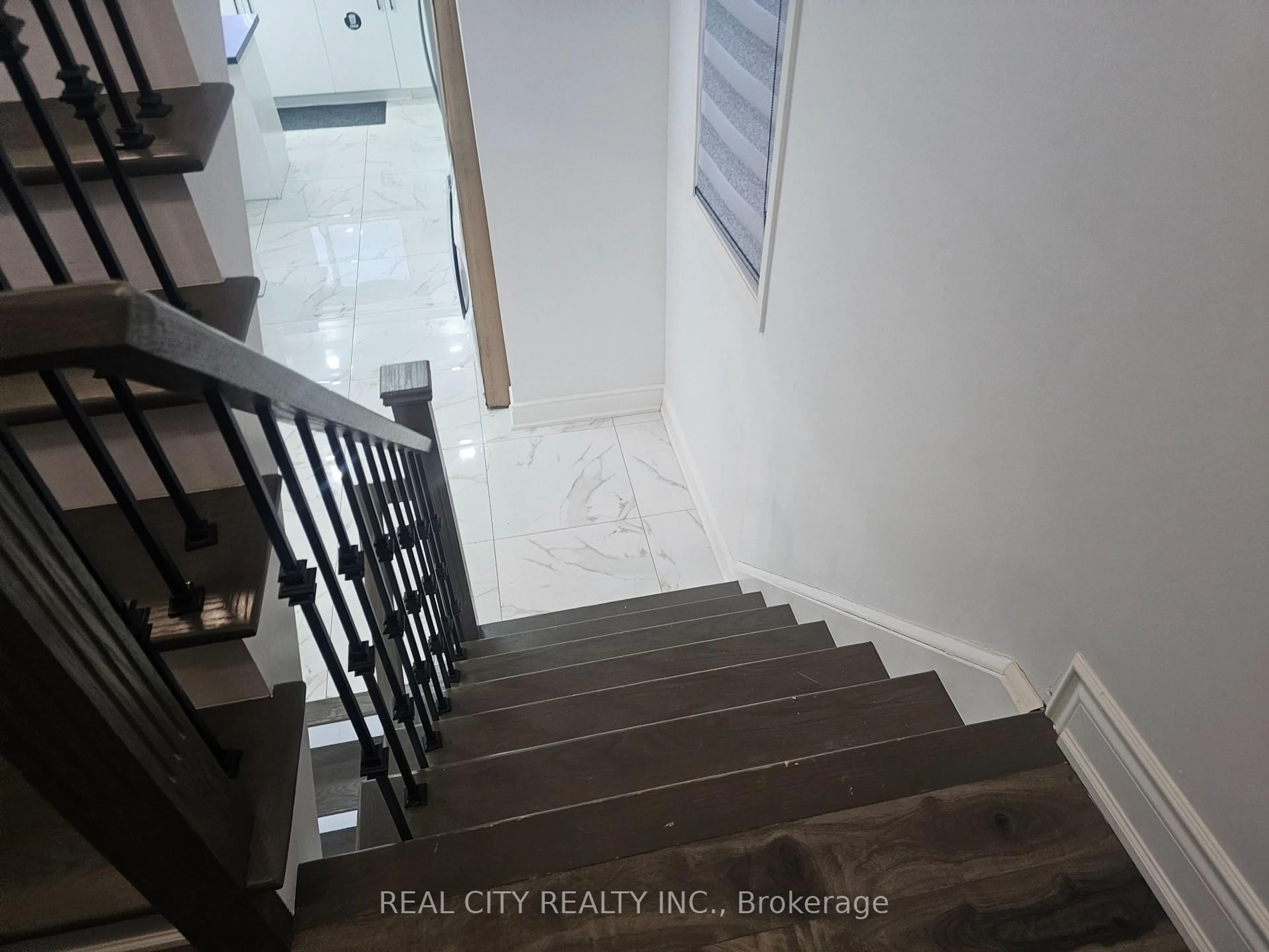 Unknown for 1680 Samuelson Circ, Mississauga Ontario L5N 7Z7