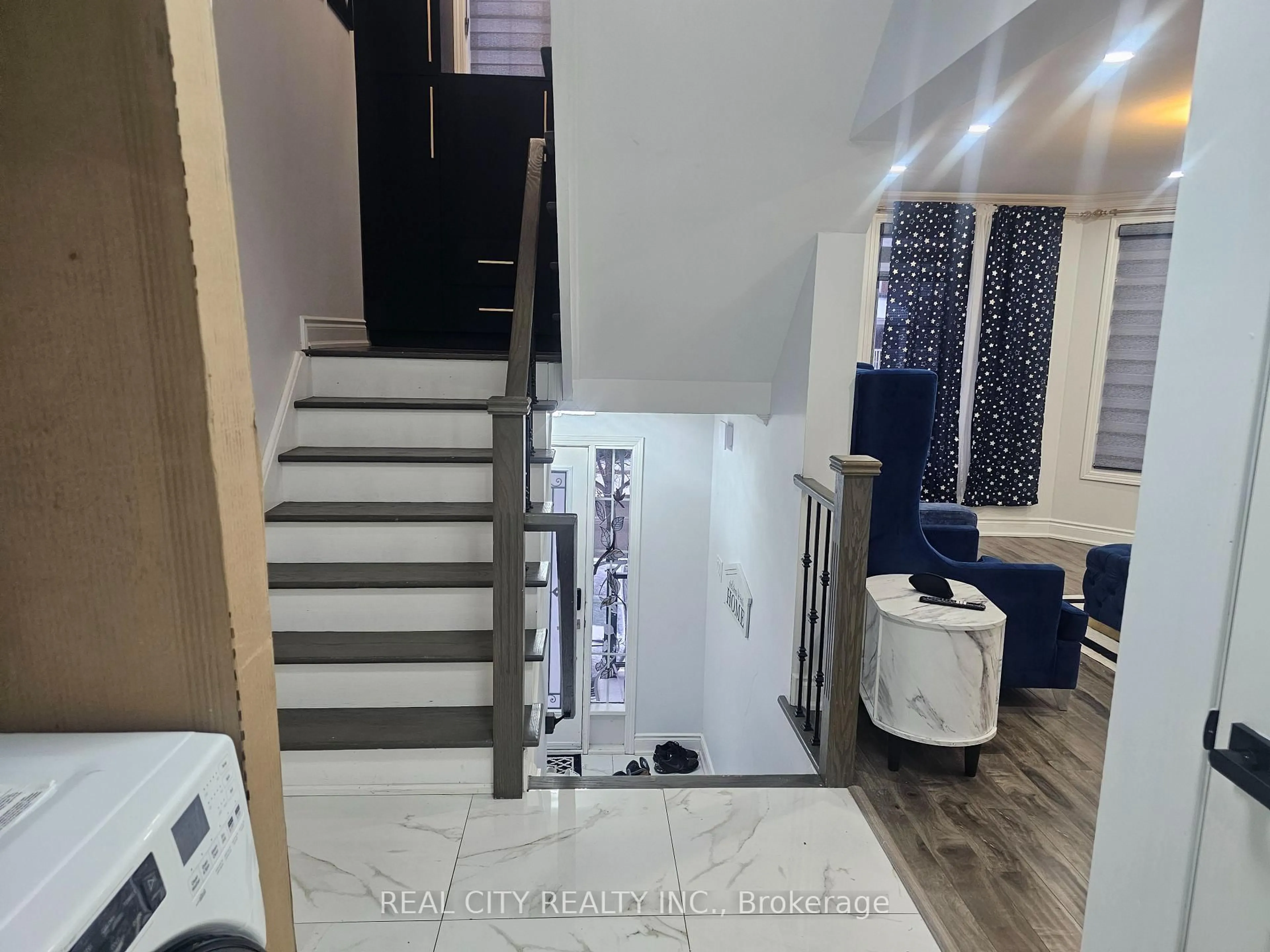 Indoor foyer for 1680 Samuelson Circ, Mississauga Ontario L5N 7Z7