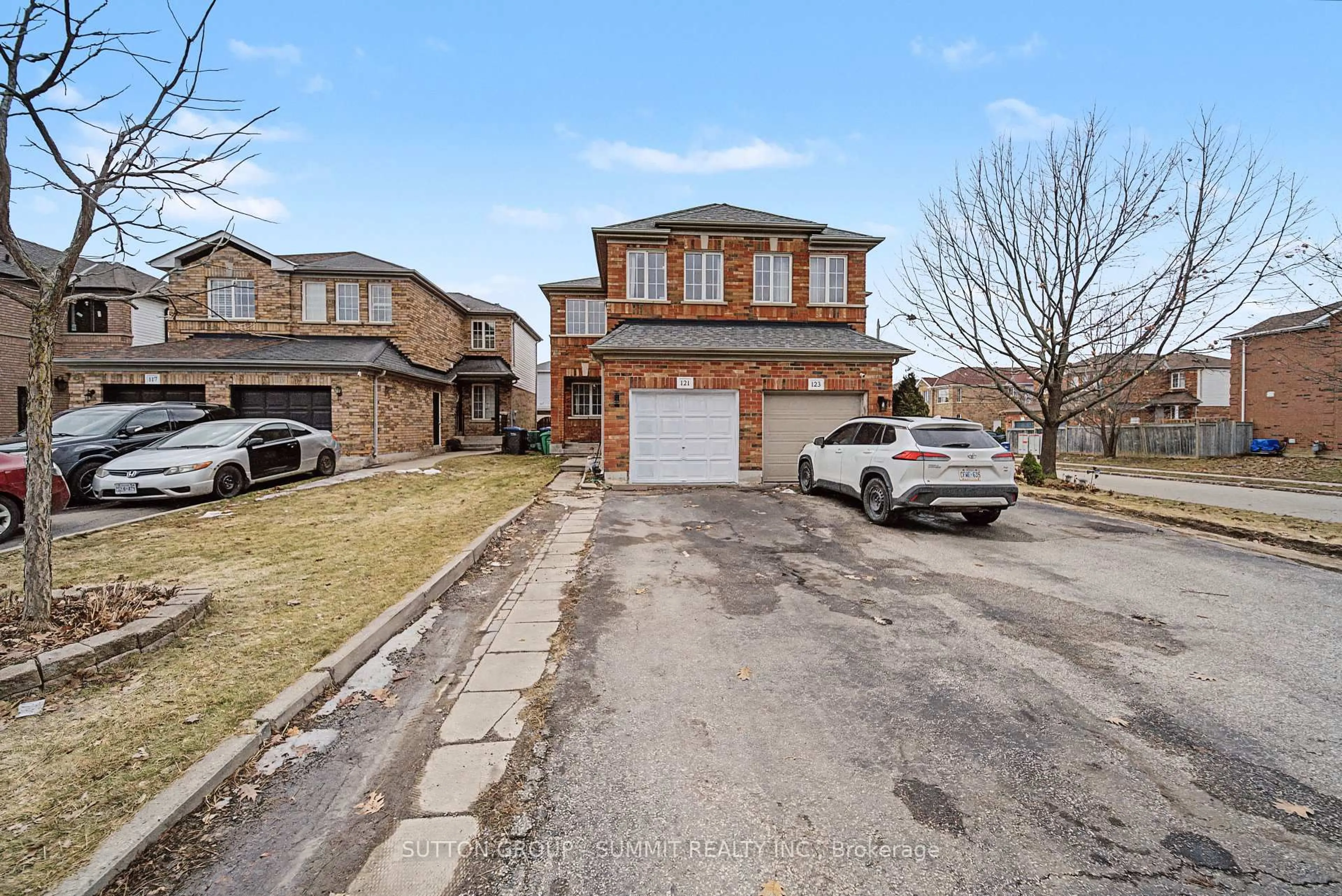 A pic from outside/outdoor area/front of a property/back of a property/a pic from drone, street for 121 Willow Park Dr, Brampton Ontario L6R 2N3