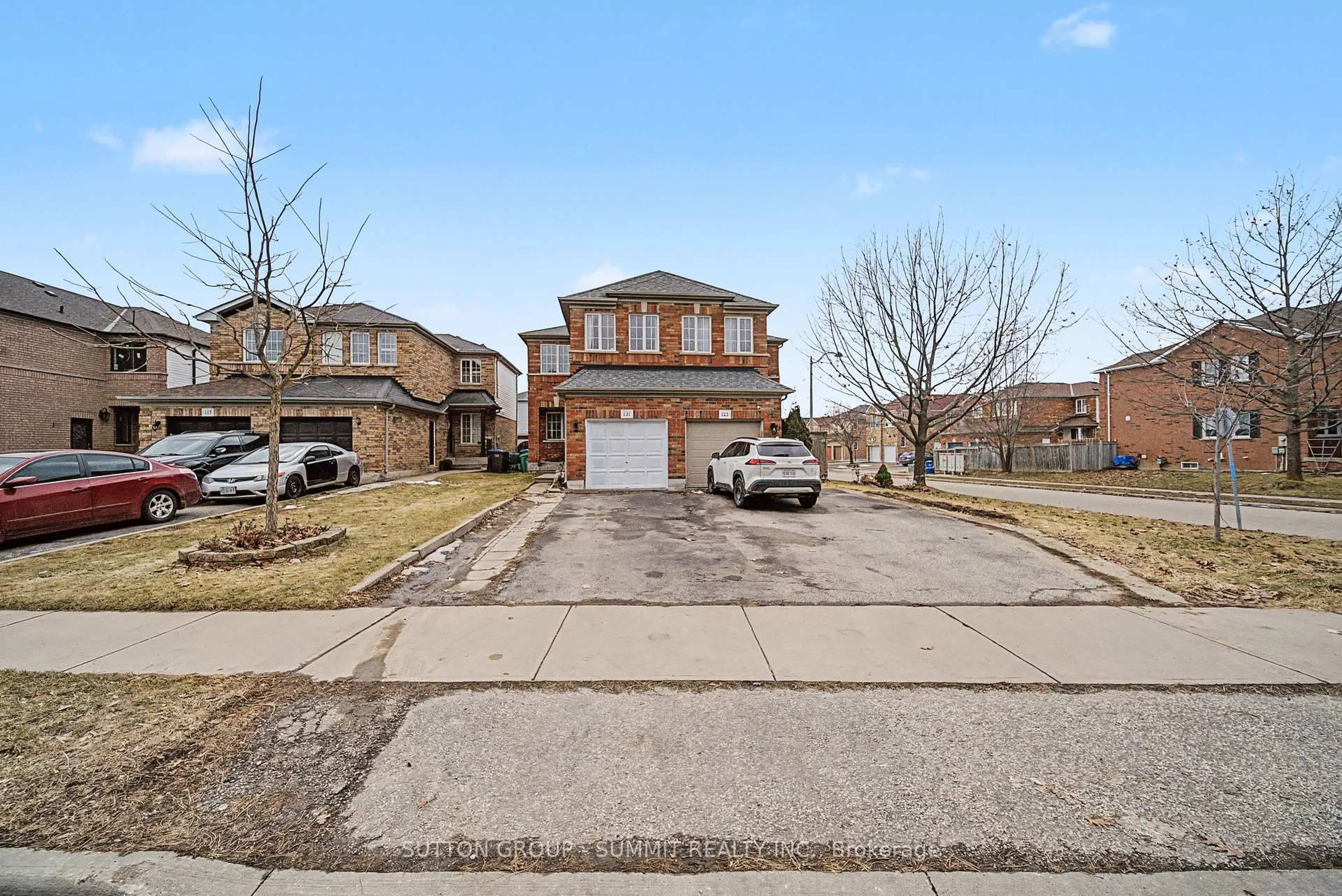 Home with brick exterior material, street for 121 Willow Park Dr, Brampton Ontario L6R 2N3