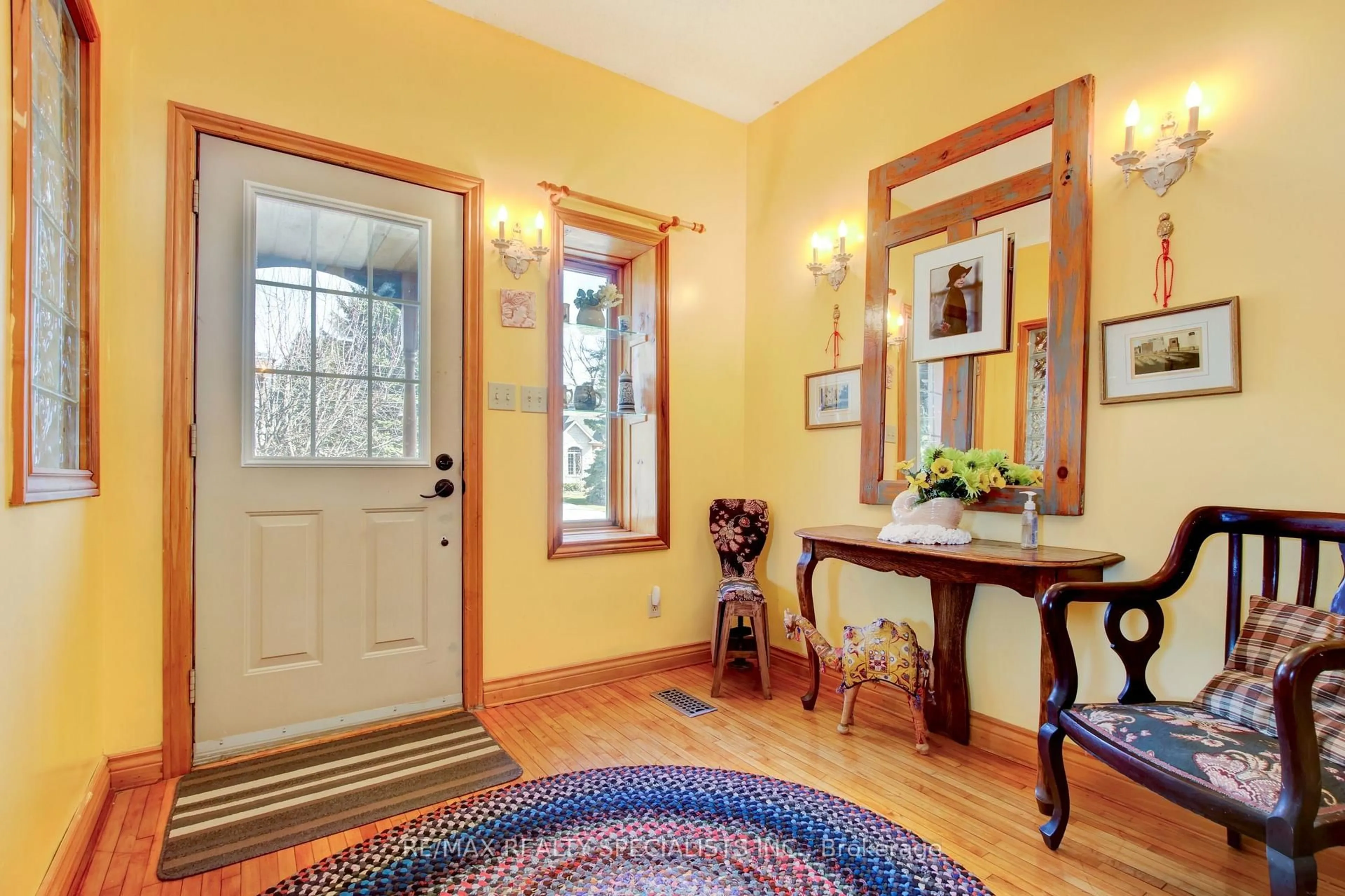 Indoor entryway for 1184 Bellview Cres, Burlington Ontario L7S 1E1